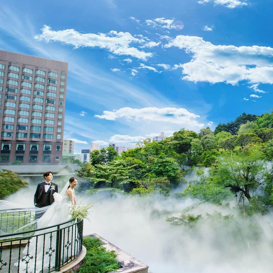 ホテル椿山荘東京ウエディングのインスタグラム：「❤  さながら森のような広大な庭園。  東京雲海と新緑、 青空の中でのこの時期だけの一枚📸  ご結婚式場をご検討の方は、 お気軽にご相談ください💍  TOKYO RESORT WEDDING 東京には、ひとを祝福する森がある。  ----------------------------------------------- @hotelchinzansotokyo_wedding のアカウントを タグづけ＆ #椿山荘花嫁 にてご投稿いただいた方より ステキなお写真✨をご紹介させていただきます。 皆さまのご投稿をお待ちしております ------------------------------------------------  #ホテル椿山荘東京ウエディング #ホテル椿山荘東京 #椿山荘結婚式 #東京リゾート #東京リゾートウエディング #tokyoresortwedding #東京花嫁 #関東花嫁 #花嫁ショット #ウェディングフォト #ウェディングレポ  #ホテルウエディング #プレ花嫁 #結婚式準備 #結婚式 #結婚式場探し #花嫁 #卒花嫁 #2023花嫁 #大人花嫁  #ウェディングフォト #前撮り #後撮り #前撮りポーズ #花嫁ヘア #フォトウェディング #東京雲海 #ガーデンウェディング #ロングトレーン」