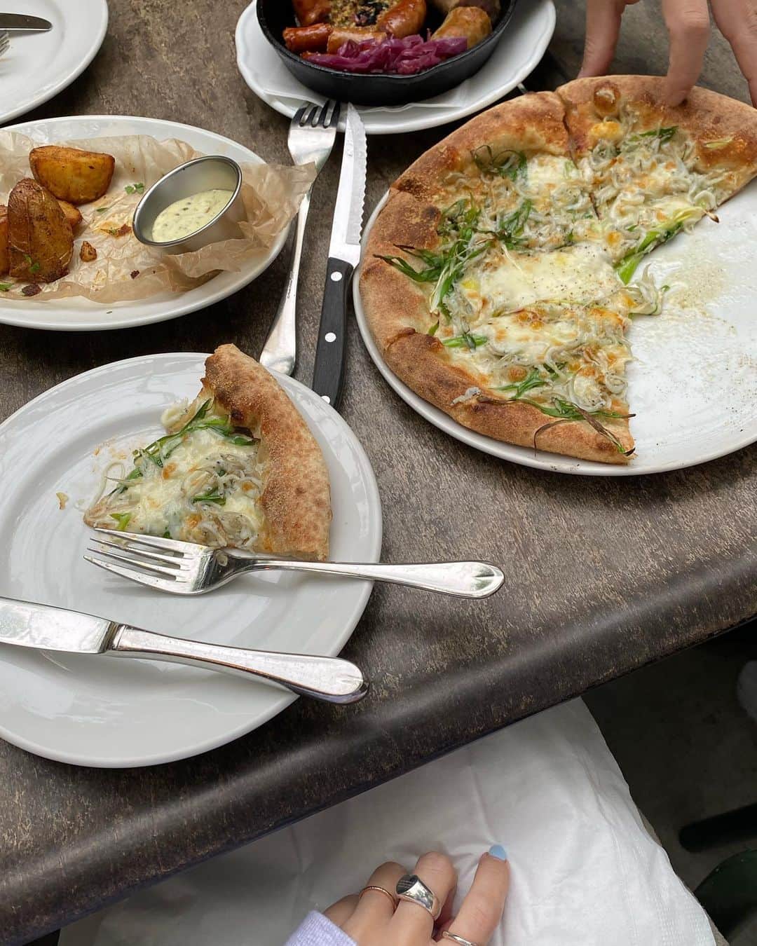 のインスタグラム：「🍕🥂」