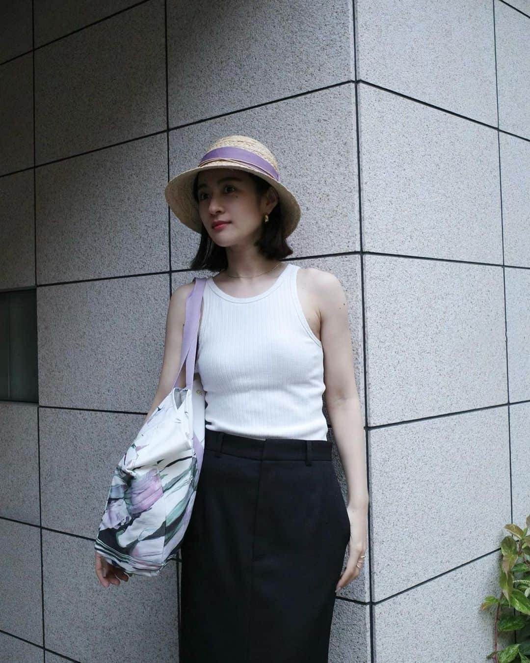 のインスタグラム：「Helen Kaminski.  毎年集めている大好きなブランド。 ハットからバッグまで愛用中。  夏はモノトーンが多くなりがちなので さりげなく色を取り入れたいと思い、 くすんだパープルのリボンを選びました。 差し色になっていいかんじ！  REBECCA Color :NOUGAT/JACARANDA  ひとつひとつ職人さんの手作業によって 編み上げられたクローシュハット。 今年も大切に使おうと思います。  5月はpopupが盛りだくさん 伊勢丹新宿店　 5/9～5/16 銀座三越　 5/17～5/23 東急百貨店 吉祥寺店　5/11～24 40周年記念スペシャルトートバッグのプレゼントも。 (数量限定、配布次第終了だそうです！)   #ヘレンカミンスキー #pr @helen_kaminski」