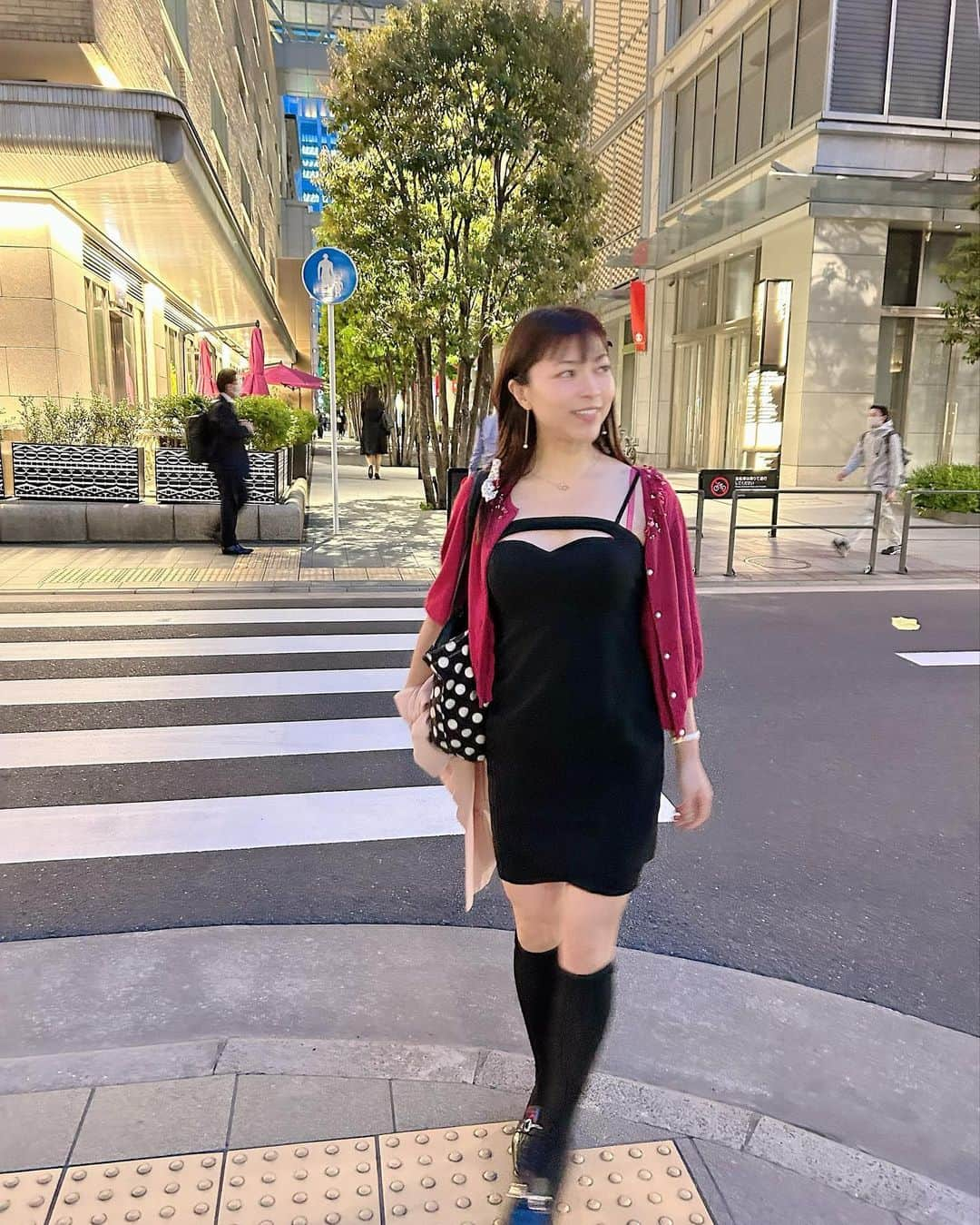 DJ MIYAさんのインスタグラム写真 - (DJ MIYAInstagram)「やっほー❤️💖今週は東京は30℃になるっていうんだけど笑 もう初夏？^ - ^ みんなフェスとかの準備はSHEINで揃えるのがいいよねー💗  半袖ワンピの季節🌈そろそろ水着や👙夏のコーデも用意しておきたいよね💖  @shein_japan  @sheinofficial   最新トレンドアイテムがお得に💓  この写真のコーディネート💗はこんな感じです❤️  DAZY Solid Cut Out Front Ruched Tube Bodycon Dress  商品番号:13740148  https://shein.top/hofor9f  ◉スマホケースもキラキラ  Rhinestone Decor Clear Phone Case  商品番号:3087089  カラー: ピンク, サイズ: iPhone 14 https://shein.top/lg4qw4v  Coupon Code：  JPSMF065 （いま限定クーポン）    (extra 15%~20% off, valid until  6月末）  お買い上げ金額1～5,999円までは15%OFF、6000円以上は20%OFFになります。  いつものクーポンとは別物だよ♩  SHEINミュージックフェスタコレクションをチェックしよう！HOTな夏を過ごす準備はOK？  ぜひお買い物に役立ててね❤️    #SHEINmusicfest  #SHEINforAll  #SHEINpartner #今日のコーデ  #SHEIN #SHEINコーデ  #インフルエンサー #インスタグラマー #ファッション #コーディネート #ファッションコーデ #花柄ワンピ #黒ワンピ #通販サイト #コーデ #ファッションインフルエンサー #ユーチューバー #チャンネル登録お願いします #ファッション好き #トラベルインフルエンサー #トラベラー #ファッション大好き #デートコーデ #春コーデ #トラベラー #花柄ワンピース #花柄スカート #夏コーデコーデ #水着コーデ」5月15日 20時01分 - dj_miya