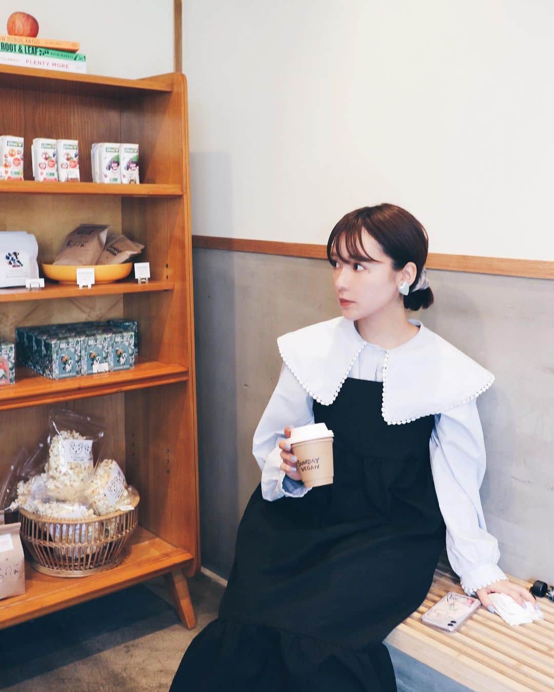 のインスタグラム：「できたばかりの @we_are_sundayvegan  🍩☕️💐  ドーナツもおいしかったけど、 スコーンが香ばしくてとても好きな味でした💐  個展を終えて2週間くらいは いつもボーッと腑抜けてしまい 甘いものをたくさん食べがち🤷‍♀️  そろそろ次へ走り出さねば🔥  オンライン販売も間もなくです◎ またお知らせさせてください！  #sundayvegan #vegan #donuts #🍩 #☕️ #ドーナツ #スコーン #ヴィーガンスイーツ #吉祥寺 #吉祥寺カフェ #吉祥寺グルメ」