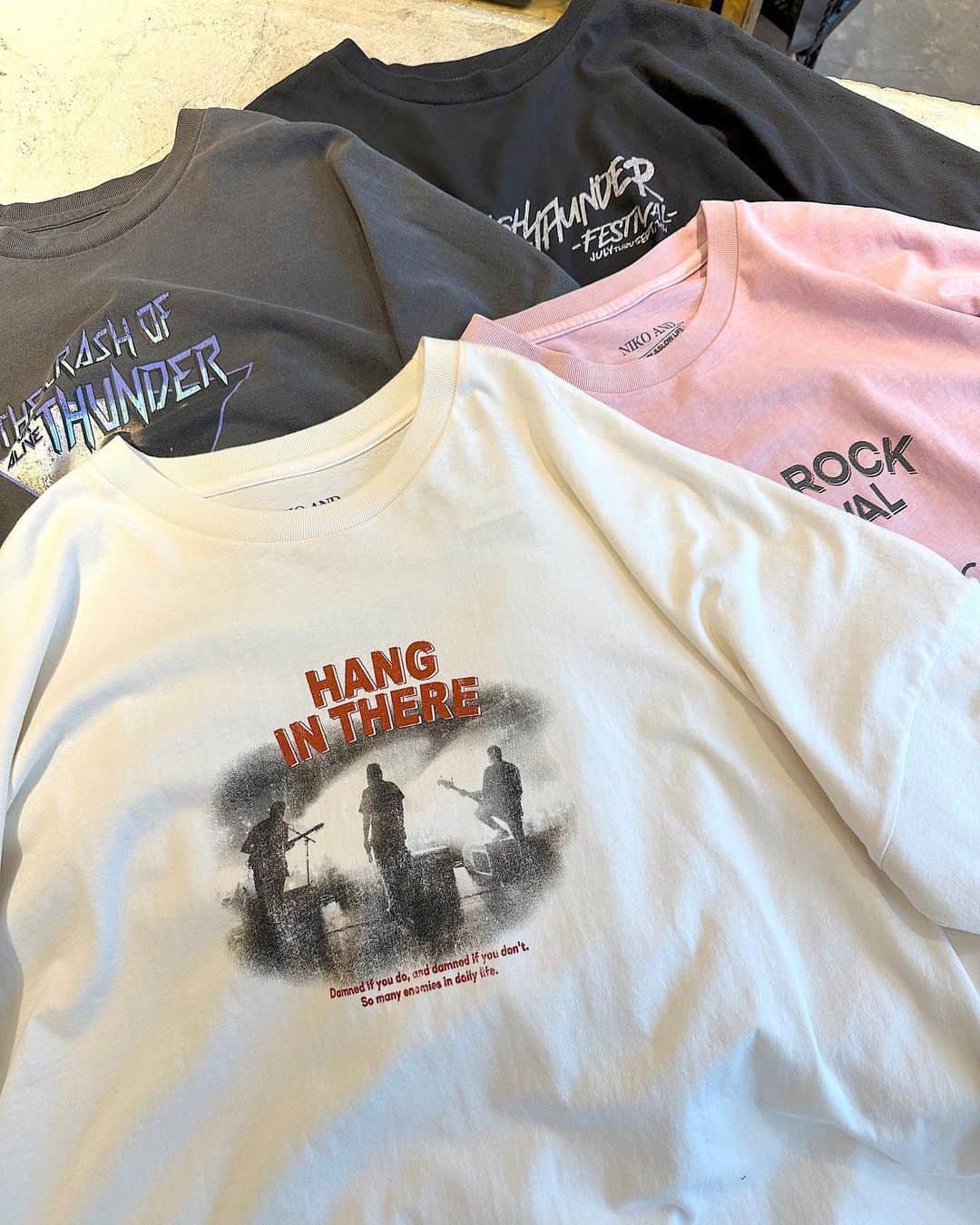 ニコアンドさんのインスタグラム写真 - (ニコアンドInstagram)「. 【Wmens New Arrival✨️】  夏に向けてTOKYO店オススメTシャツをご紹介！👚  2枚目以降の動画では、 ピンクは袖1折り、チャコールは2折りしています😊  . さらっとかっこよく決まる！ オーバーシルエットのトップス💫  ゆったりとしたオーバーシルエットで プリントのデザインが魅力のTシャツ。  クルーネックで首元も締め付け感がなく、 袖丈も長めなのでスタイルカバーにもなる一枚。  ロックな印象のプリントがアクセントになっているので シンプルすぎず、ワイドパンツと合わせてゆるっとした ラフな着こなしは夏のイベントにもおすすめです◎  ▫️BIGアソートROCKTシャツ ｵﾌﾎﾜｲﾄ/ﾋﾟﾝｸ/ﾁｬｺｰﾙ/ﾌﾞﾗｯｸ FREE SIZE ¥4,400 TAXIN  _____________________ 📍 @nikoandtokyo  OPEN 11:00 CLOSE 21:00 _____________________  #nikoand #ニコアンド #nikoandtokyo #ニコアンドトーキョー #渋谷 #かわいい #fashion #tokyo #ootd #東京 #低身長コーデ #ニコアンドコーデ #ビックシルエット  #大人カジュアル #カジュアルコーデ #大人カジュアルコーデ #シンプルコーデ #ロゴtコーデ #ユニセックスコーデ #ビックt #オーバーサイズtシャツ #着回しコーデ #大人ミリタリー #ロングスカート #ポコポコスカート #マーメイドスカートコーデ #ロゴtシャツ #着痩せコーデ #体型カバーコーデ #夏フェスコーデ」5月15日 20時13分 - nikoandtokyo