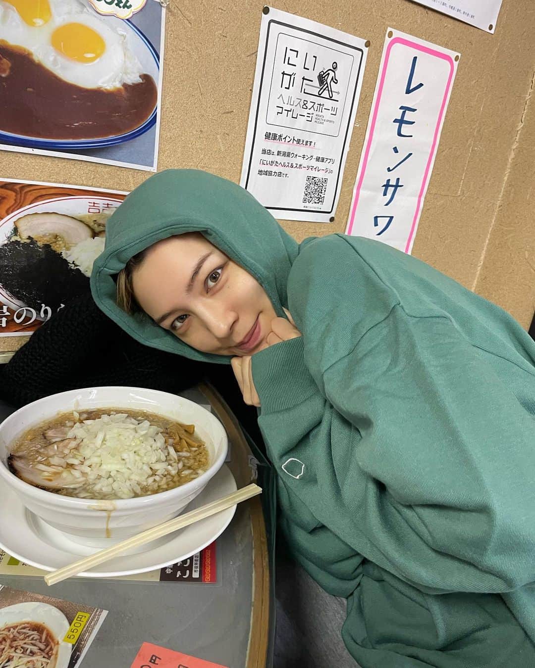 ステファニーのインスタグラム：「🍜♨️ 新潟燕三条系ラーメン。 大好物です。 グダグダからのすっぴんパーカーでラーメンなんて 幸せでしかないやつ。 いつかの新潟県で頂いた、こころ。 煮干し系の醤油に背脂、生玉ねぎ、好きだわ〜 ちなみにメンマたくさん入ってたらブチアゲですっ♡  #love #yummy #ramen #ラーメン #ラーメン部 #麺 #麺スタグラム #新潟 #新潟グルメ #燕三条系」
