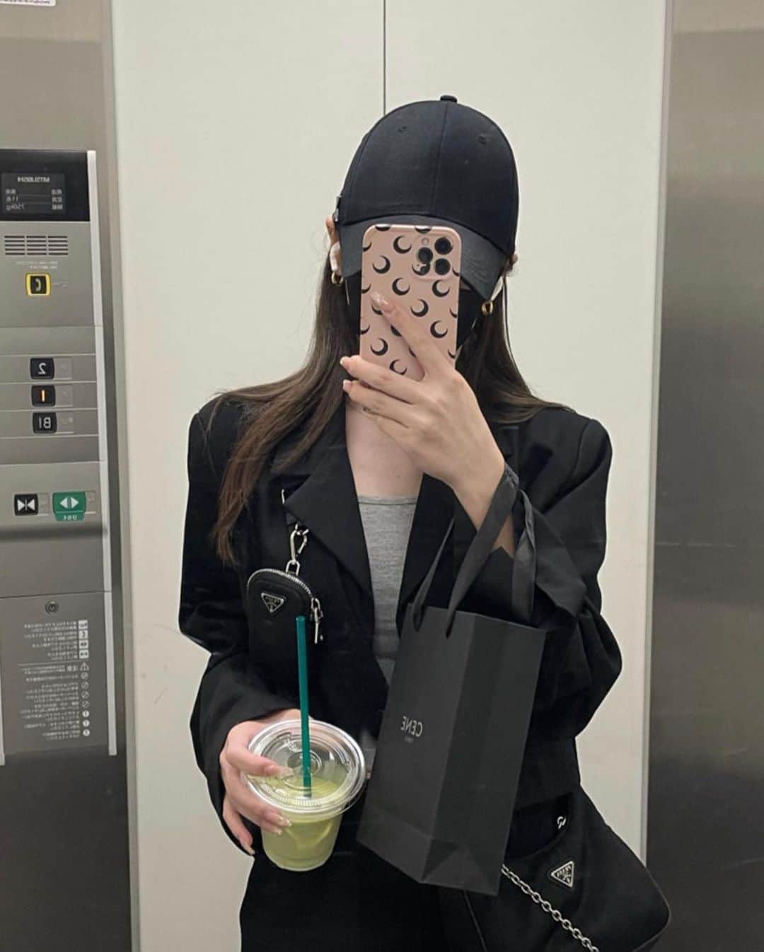 ANNAのインスタグラム：「🩶🖤🩶🖤 何もない日は基本すっぴんにキャップ🧢 VARZARのキャップが深くて大好き🫨🩶 ⁡ ⁡ ⁡ ⁡ ⁡ ⁡#ootd#selfie#daily#dailylook#오오티디데일리룩#코디#좋아요#좋아요반사#패션스타그램#셀스타그램#셀카#얼스타그램#韓国ファッション」
