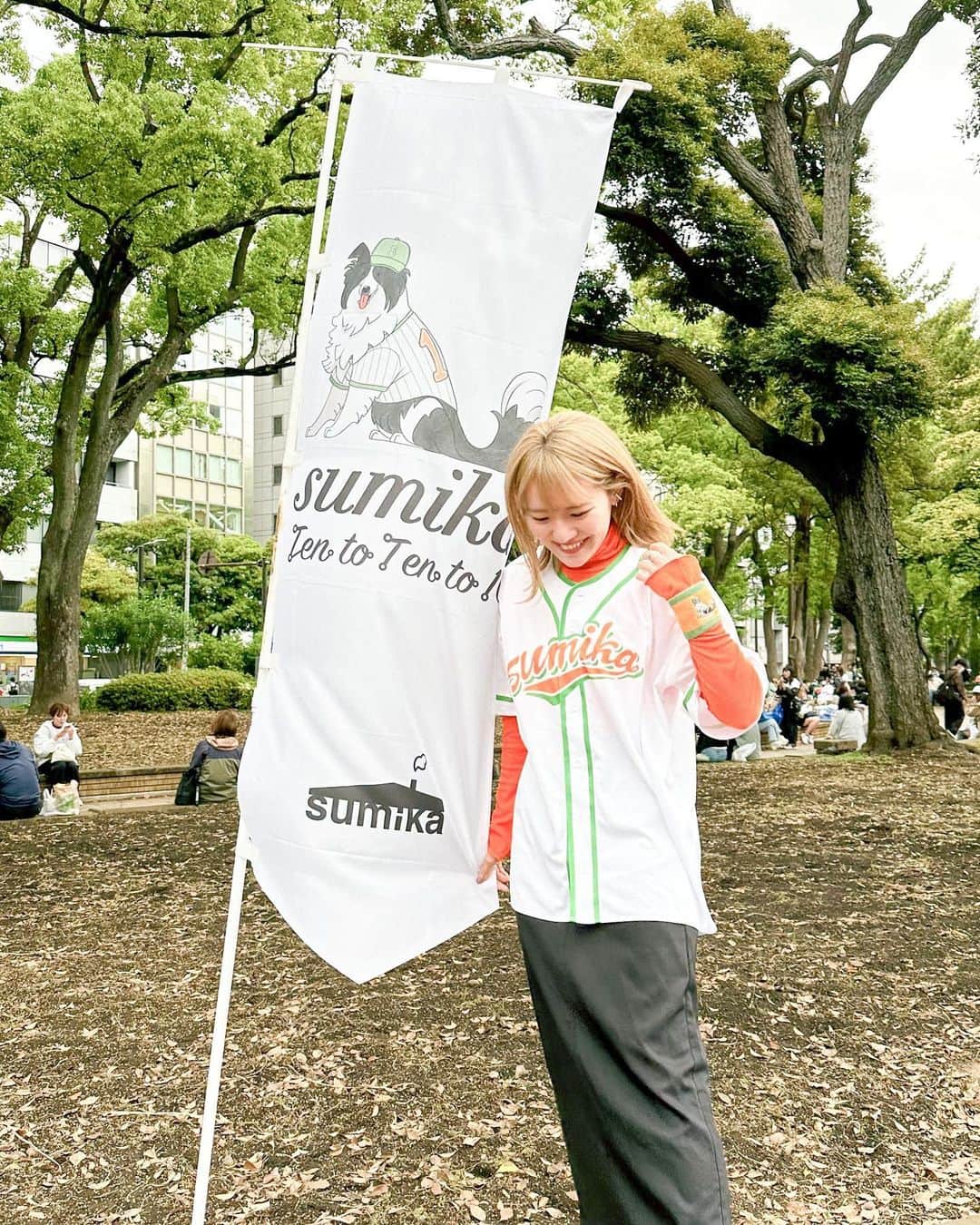 かほこ。のインスタグラム：「ㅤㅤㅤㅤㅤㅤㅤㅤㅤㅤㅤㅤㅤ ㅤㅤㅤㅤㅤㅤㅤㅤㅤㅤㅤㅤㅤ 2023.05.14 Ten to Ten to 10 📍横浜スタジアム ㅤㅤㅤㅤㅤㅤㅤㅤㅤㅤㅤㅤㅤ 誕生日に、一番好きなバンドのとても大切なライブ なんて幸せな始まりなんだ、、🥹💐 発表された時は半年も先だーって思ってたけど この日まであっという間だった。 ㅤㅤㅤㅤㅤㅤㅤㅤㅤㅤㅤㅤㅤ 雨の中 雨天決行で始まったライブ。 4分割の画面に映る3人と隼ちゃんのギター。 ふっかつのじゅもんで隼ちゃんのギターソロを 隼ちゃんのギターで、片岡さんが弾いて。 いつものあの高めの位置のギター。 難しすぎてそりゃあの位置になる、 あれを弾こうと思ったら歌えなくなる、 だから代わりはできない、すごいギタリストだよ。 と優しい顔で話す片岡さん。 ㅤㅤㅤㅤㅤㅤㅤㅤㅤㅤㅤ 約4時間の公演。すごい。 野外で雨降る経験は割とあったけど ずっと雨は初めてだったと思う。 そしてワンマンで4時間も初めてだった。 寒くて大変ではあったけど テントたててる間に1曲歌おうかって 急遽ここから見える景色歌ってくれて😭 いじーがベース弾いてるフリだったの可愛いけど笑 待ってる間にって、心遣いが嬉しかった😌♫ ㅤㅤㅤㅤㅤㅤㅤㅤㅤㅤㅤㅤㅤ 「悲しくて泣いてるんじゃない、未来が楽しみで泣いてる」 「あなたにsumikaの音楽をぶっ刺していきたい」 と泣きながら力強く話す小川さん。 隼ちゃんとの思い出を混ぜながら話して 一生ついてこい！と言ってくれる荒井さん。 自分自身がsumikaのファンになったから、 ずっとsumikaの音楽を聴き続けたいと話してくれた片岡さん。 最後の雨天決行は画面が3分割になってて。 覚悟、決意、、なんて言うのが当てはまるのか分からないけど これからまた進んでいくんだなと感じた。  空に向かってみんなで歌った「伝言歌」 モニターの歌詞が"最期"になってた「伝言歌」 きっと届いてたね隼ちゃんに😌 ㅤㅤㅤㅤㅤㅤㅤㅤㅤㅤㅤㅤㅤ sumikaに出逢えて本当に良かった！ これからも、一生ついていく🫶🏻💕 ㅤㅤㅤㅤㅤㅤㅤㅤㅤㅤㅤㅤㅤ そういえば、アンコールのとき。 公演前にSNSで見かけていたスマホライトの話。 初めてライブ行く人とかなら、誰かがつけたらそういうものなのか！ ってつけたりするかなとも思ってて。 知らなかったらね、仕方ないことなので。 で、割とライトついて、でも誰もそれには触れずに演奏が始まって。 わたし的には何も言わないでいてくれたらいいのかな、 と思ってたけど、違った。 「スマホ禁止とかあるけどさ、終わった後責めないであげてね。 悪気があってやってるわけじゃないからね。 きれいだから嫌な気持ちにはなってないよ。 でも次からは俺たちが考えるからね、 今回も考えてたけどいろいろあったからさ準備できなかったんだよ笑」 って片岡さん言ってくれて。 すごい。1億点の言葉だと思う。 誰も嫌な思いにならないこたえ。 片岡さんの、sumikaの、否定はしない 優しい言葉が本当に好きだなあと改めて思った、、 ㅤㅤㅤㅤㅤㅤㅤㅤㅤㅤㅤㅤㅤ 今回とてもたくさんの方に声をかけていただきました。 お誕生日おめでとうもたくさん言っていただいて まるっと全部幸せな１日でした❣️ 本当にありがとうございました🥰 ㅤㅤㅤㅤㅤㅤㅤㅤㅤㅤㅤㅤㅤ #sumika #tentotento10 #横浜スタジアム #kaho_music」