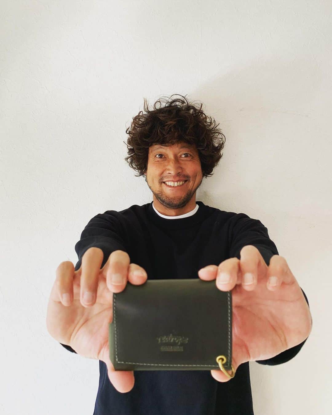 三浦理志のインスタグラム：「このサイズの財布欲しかったんだな〜😙 #redrobe #wallet #財布」
