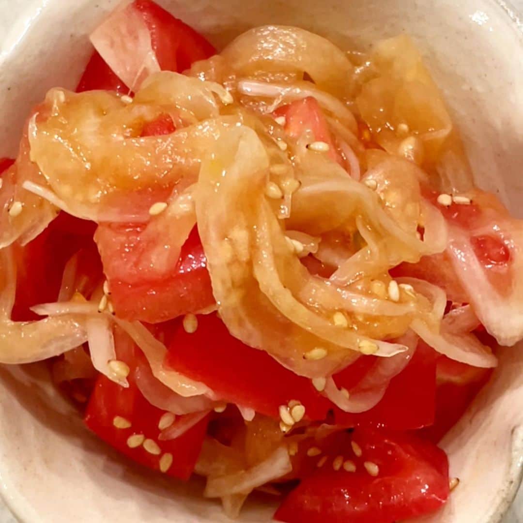 伊賀るり子さんのインスタグラム写真 - (伊賀るり子Instagram)「低糖質レシピは @ruriscooking  【新玉ねぎとトマトの中華風マリネ】 新玉ねぎが美味しい今だから作りたい。抱えて食べたくなる新玉ねぎとトマトの中華風マリネ。血液サラサラにしてくれる野菜の組み合わせなので高血圧対策にもおすすめです👩‍🍳  新玉ねぎとトマトの中華風マリネ 材料（2人分） 新玉ねぎ　1個 トマト　1個 酢　大さじ1と1/2 胡麻油　大さじ2 醤油　大さじ1と1/2 砂糖　小さじ1と1/2（ラカントだとなお良し🙆‍♀️） 炒り白胡麻　大さじ1  1.新玉ねぎは薄くスライスし、トマトはざく切りにする。 2.ボウルに水と新玉ねぎを入れ軽く揉んで水にさらす。 3.新玉ねぎの水気をよく切る。 4.ボウルに酢・醤油・砂糖・胡麻油を入れて混ぜ、新玉ねぎ・トマト・炒り白胡麻を入れて混ぜたら完成！  1日の糖質量目安✨ (1ヶ月のマイナス目標体重別) 3〜5kg→60g以下 2~3kg→120g以下 1~2kg→160g以下 白米は茶わん1杯で糖質55g  ＼食べて痩せる／ 週末外食しても158cm44kgキープ！ 料理研究家の低糖質おうちごはんレシピ @ruriscooking   #新玉ねぎ #新玉ねぎレシピ #玉ねぎレシピ #トマトレシピ #ダイエット #ダイエットレシピ #糖質制限レシピ #低糖質 #低糖質レシピ #糖質制限 #簡単レシピ #レシピ #時短レシピ #節約レシピ #副菜レシピ #献立 #野菜レシピ」5月15日 20時09分 - ruriscooking
