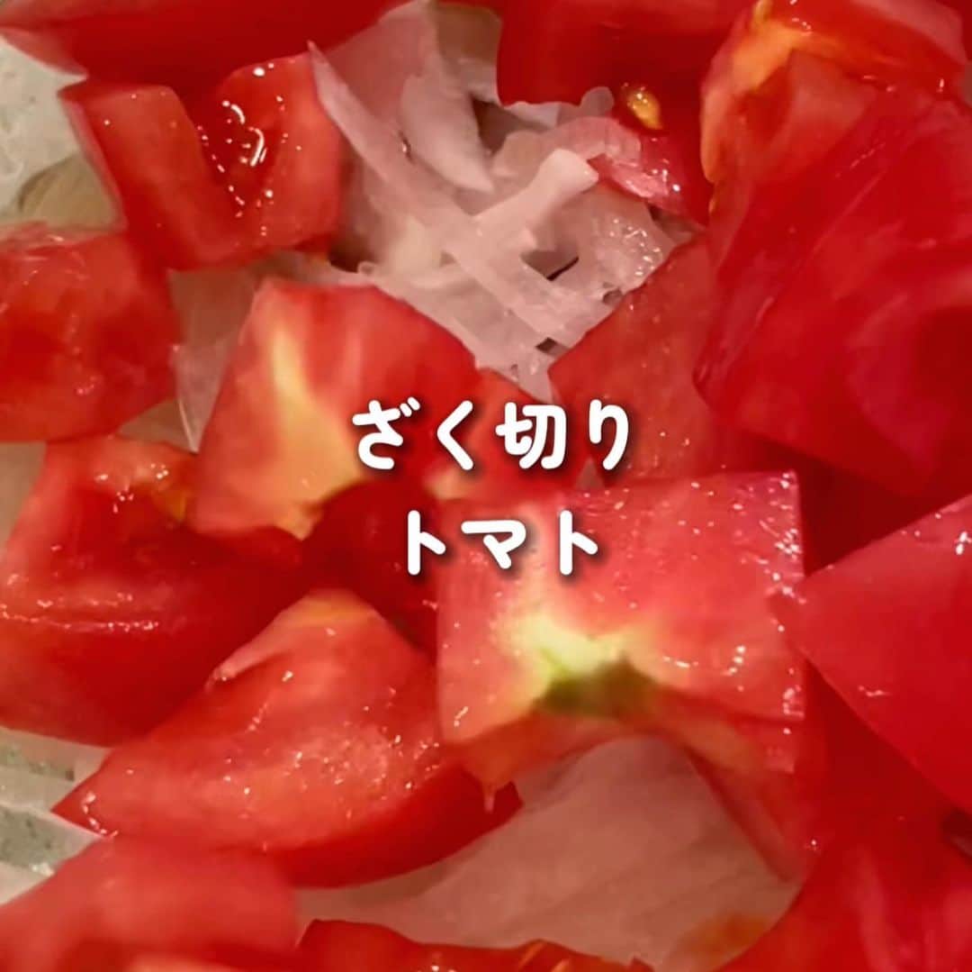 伊賀るり子さんのインスタグラム写真 - (伊賀るり子Instagram)「低糖質レシピは @ruriscooking  【新玉ねぎとトマトの中華風マリネ】 新玉ねぎが美味しい今だから作りたい。抱えて食べたくなる新玉ねぎとトマトの中華風マリネ。血液サラサラにしてくれる野菜の組み合わせなので高血圧対策にもおすすめです👩‍🍳  新玉ねぎとトマトの中華風マリネ 材料（2人分） 新玉ねぎ　1個 トマト　1個 酢　大さじ1と1/2 胡麻油　大さじ2 醤油　大さじ1と1/2 砂糖　小さじ1と1/2（ラカントだとなお良し🙆‍♀️） 炒り白胡麻　大さじ1  1.新玉ねぎは薄くスライスし、トマトはざく切りにする。 2.ボウルに水と新玉ねぎを入れ軽く揉んで水にさらす。 3.新玉ねぎの水気をよく切る。 4.ボウルに酢・醤油・砂糖・胡麻油を入れて混ぜ、新玉ねぎ・トマト・炒り白胡麻を入れて混ぜたら完成！  1日の糖質量目安✨ (1ヶ月のマイナス目標体重別) 3〜5kg→60g以下 2~3kg→120g以下 1~2kg→160g以下 白米は茶わん1杯で糖質55g  ＼食べて痩せる／ 週末外食しても158cm44kgキープ！ 料理研究家の低糖質おうちごはんレシピ @ruriscooking   #新玉ねぎ #新玉ねぎレシピ #玉ねぎレシピ #トマトレシピ #ダイエット #ダイエットレシピ #糖質制限レシピ #低糖質 #低糖質レシピ #糖質制限 #簡単レシピ #レシピ #時短レシピ #節約レシピ #副菜レシピ #献立 #野菜レシピ」5月15日 20時09分 - ruriscooking