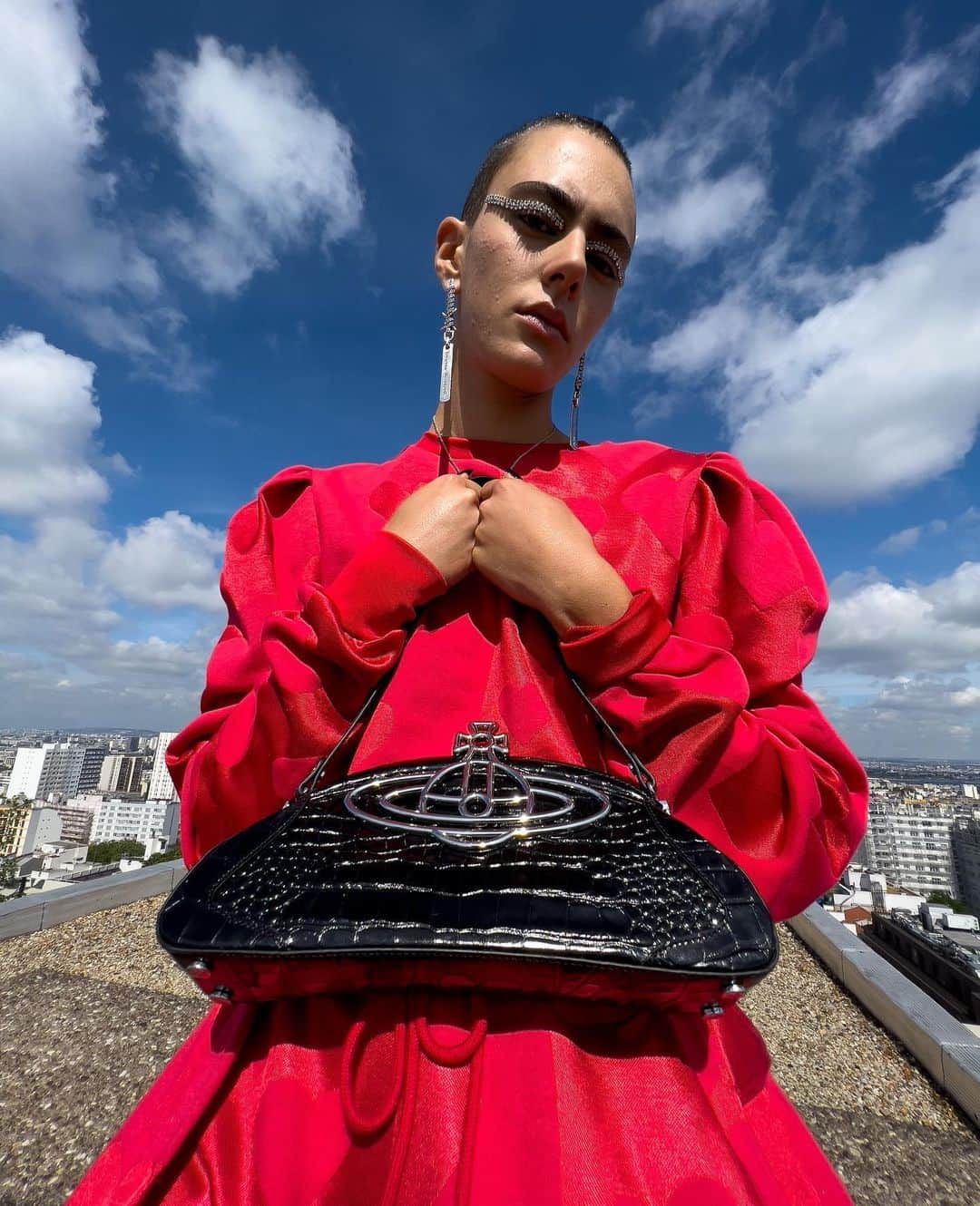 ヴィヴィアンウエストウッドさんのインスタグラム写真 - (ヴィヴィアンウエストウッドInstagram)「Designed with a retro-inspired silhouette, the Amber clutch in croc-embossed black finish features a magnetic fastening, with our large orb in silver-tone plating.⁠ ⁠ #VWSS23」5月15日 20時10分 - viviennewestwood