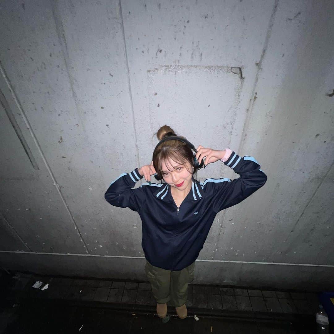 のインスタグラム：「#mayus_style_ 🎧🩵  トラックジャケットかわちい🩵 最近ストリート系ハマってます🧏🏼‍♀️」