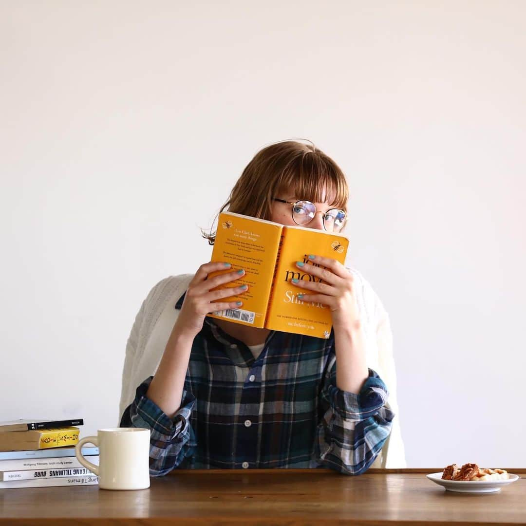 CLUÉLmagazineさんのインスタグラム写真 - (CLUÉLmagazineInstagram)「. Madras check and Four glasses マドラスチェックと読書📖☕️ . ひんやりと冷房の効いた部屋で静かに読書をする休日は、夏の過ごし方として一番贅沢かもしれない。おやつとコーヒーを準備して読書に没頭すると決めたら、家の中とは言え服装にだって気を遣いたい。 マドラスチェックは、私にとって夏の正装。それぞれカタチやフレームが異なる眼鏡と合わせれば、私も知的に見えるでしょ？👓 . 左上 メガネ　#10eyevan ジャケット　#katespadenewyork ポロシャツ　#CRST . 右上 メガネ　MrLeight シャツ　#INDIVIDUALIZEDSHIRTS トップス　#ScyeMercantile . 左下　 メガネ　#LescaLUNETIER ジャケット　#SHIPSPrimaryNavyLabel シャツ　#CIOTA . 右下 メガネ　#ayame カーディガン　#SLOANE シャツ　#CORDINGS . from vol.90 ・・・・・・・・・・・・・・・・・・・・・・・・・・・  #cluel #クルーエル #cluelmagazine #クルーエル女子 #fashion #ootd #ファッション好き #ファッション雑誌 #おしゃれ #グッドガール #春コーデ #マドラスチェック #チェックコーデ #メガネ女子 #メガネコーデ #読書 #トラッド #ボーイッシュ女子 #シンプルが好き  こちらのアカウントもフォローしてね！ @cluel_homme @navys_magazine」5月16日 17時00分 - cluelmagazine