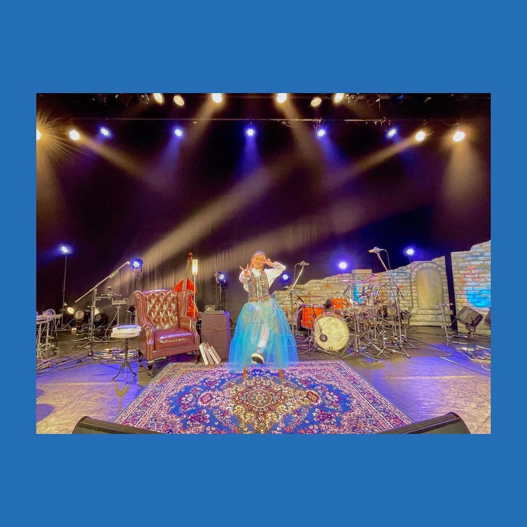 青山吉能のインスタグラム：「#0513 #0515 ・ BD liveがあり、BDがありました。 詳しくはコラム #みずプレ で語りましたので是非に📚 最後の写真は、アイメイクが可愛かったのだという写真です😂 ・ 5/15。 すでにたくさんのお祝いありがとうございます！ これからもみなさん宜しくお願い致します！ ・ ・ #青山吉能 #され青」