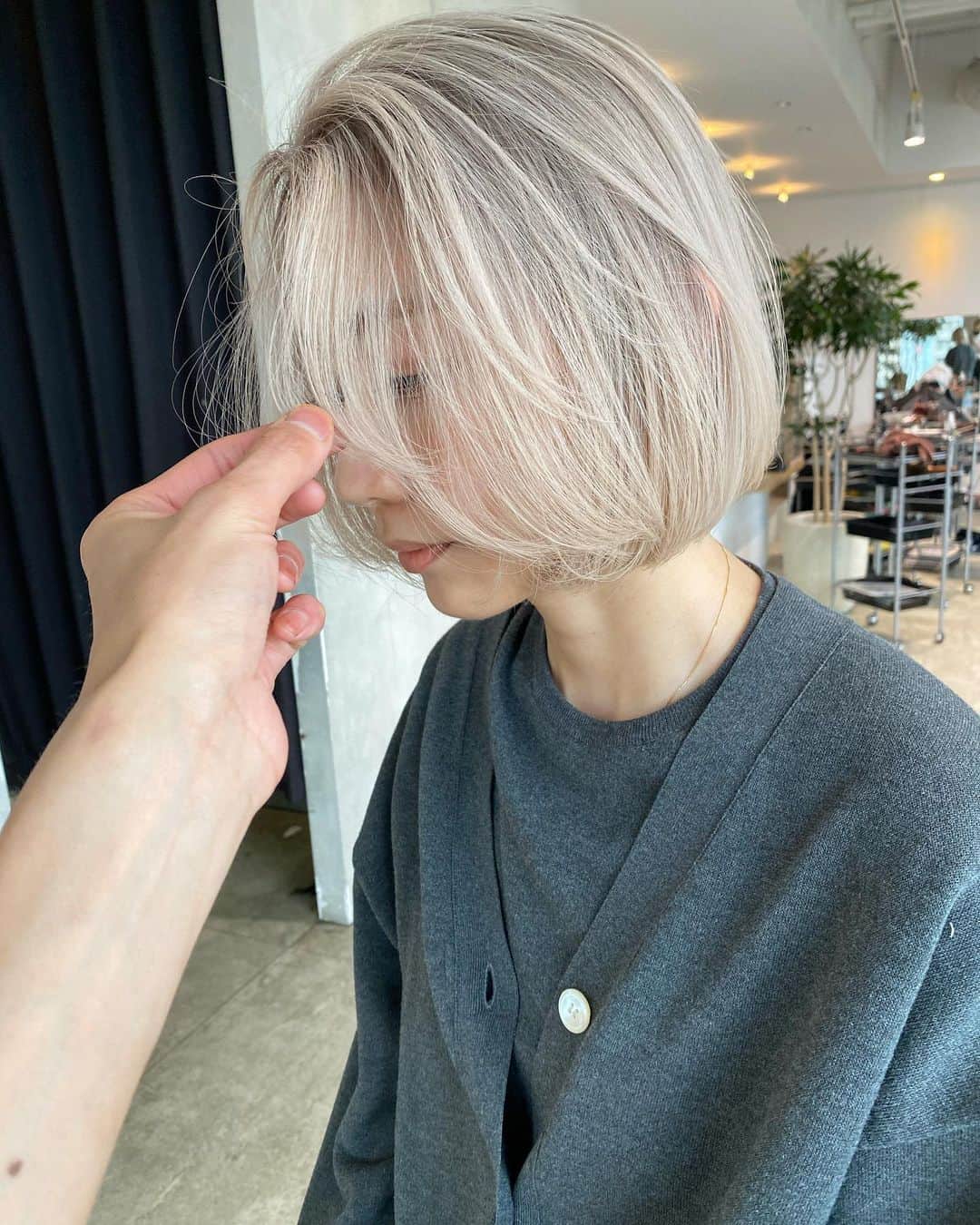 MORIZO カラースペシャリストのインスタグラム：「blond beige.. 根元はlight beigeで柔らかく」