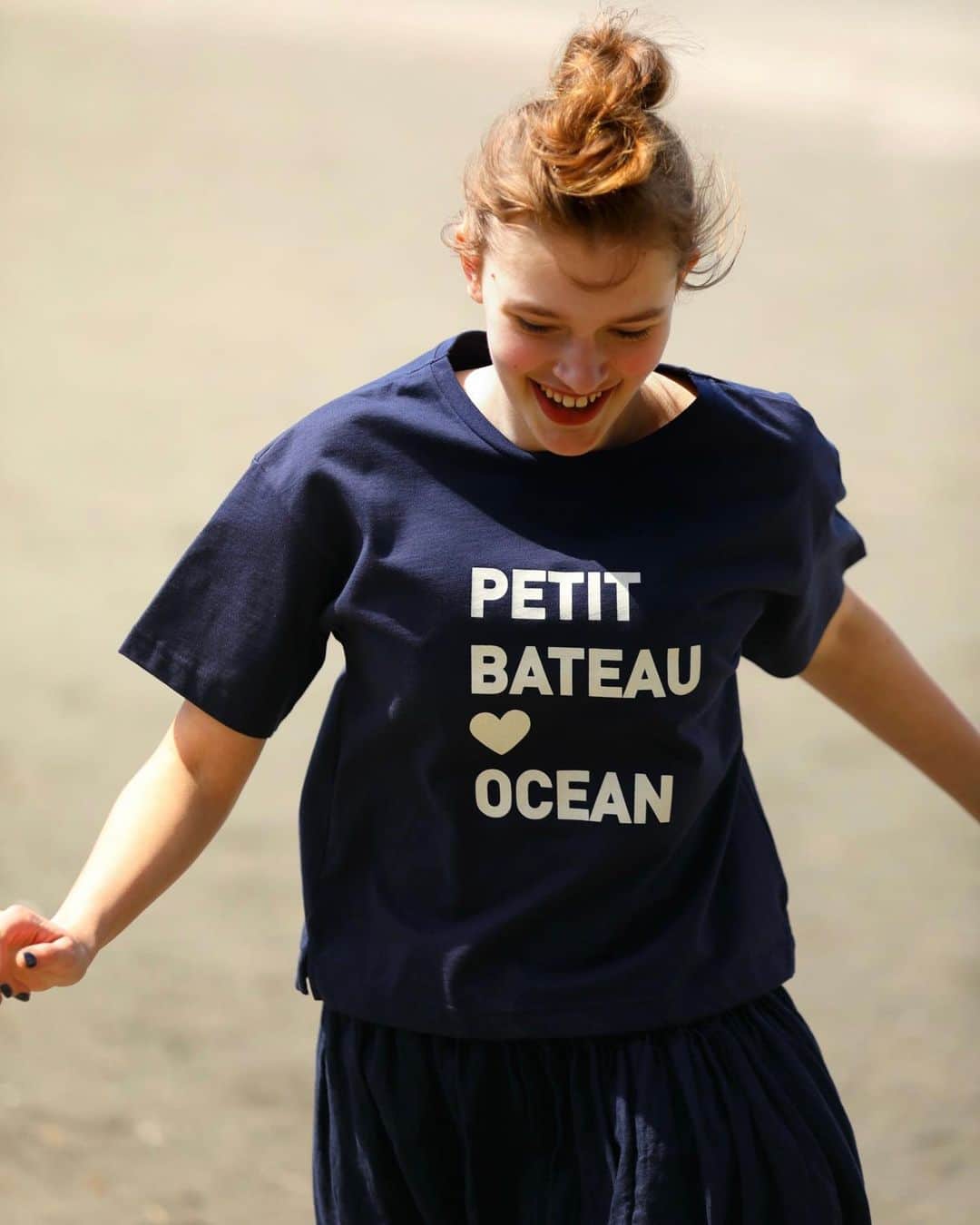 CLUÉLmagazineさんのインスタグラム写真 - (CLUÉLmagazineInstagram)「. PETIT BATEAU SUMMER T-SHIRT 大好きな海への想いを込めて🐳 . 夏といえば海！すっきりと晴れた日の海辺を見ていると、どうしてこんなにも心が穏やかになるんだろう。そんな海への想いを込めたメッセージTシャツを着て、大好きな気持ちを全面にアピール🫶🏻🩵 シンプルなメッセージながらもブランドの世界観が伝わる《プチバトー》の一枚は、さらりとしたオーガニックコットンの素材が涼しく心地よい。夏素材のスカートを合わせれば、ダークトーンの着こなしも軽やかにまとまるね🍃 . #petitbateau ・・・・・・・・・・・・・・・・・・・・・・・・・・・  #cluel #クルーエル #cluelmagazine #クルーエル女子 #fashion #ootd #ファッション好き #ファッション雑誌 #おしゃれ #グッドガール #春コーデ #tshirt #Tシャツ #Tシャツコーデ #プチバトー #プチバトーT #モノトーン #monotone #海 #ボーイッシュ女子 #シンプルが好き  こちらのアカウントもフォローしてね！ @cluel_homme @navys_magazine」5月16日 10時00分 - cluelmagazine
