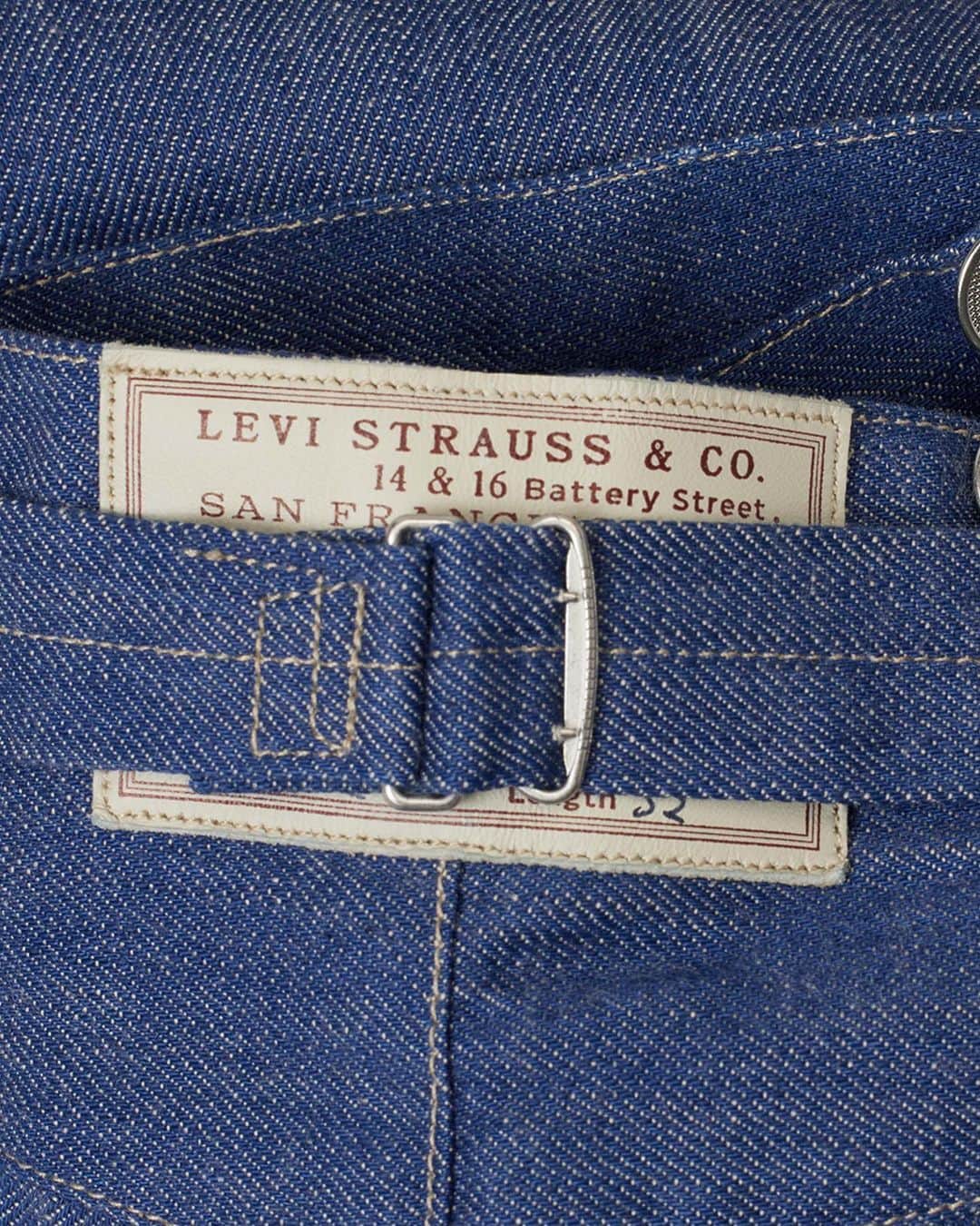 Levi's Japanさんのインスタグラム写真 - (Levi's JapanInstagram)「1873 XX WAIST OVERALLS  Levi's︎︎® Vintage Clothing は、リーバイス®初代ブルージーンズを復刻し、スペシャルパッケージで発売します。９オンスのナチュラルインディゴ染め/生機プレーンセルビッジデニム。 世界で150本限定生産のリミテッドエディションです。  1873年5月20日、ヤコブ・デイビスとリーバイ・ストラウス社は、番号139,121の特許「衣料品のポケットの補強にリベットを使用する方法」を取得しました。そしてここに、リベットを打ち込んだブルージーンズが誕生しました。  それから150年経った2023年5月20日に、復刻版1873年XX WAIST OVERALLSを抽選販売いたします。  【抽選応募期間】 2023年5月15日(月)～5月16日(火)23:59   詳細はプロフィールリンクからご確認ください👖  _________________________  ブルージーンズ誕生ストーリー  J.Wとして知られていたヤコブ・ウィリアム・デイビスは東欧ラトビアのリガ出身。アメリカ・ネバダ州のリノで仕事をしていた発明家志望の仕立屋です。テントや荷馬車のカバーの製造が専門だった彼は、ワークパンツの負荷がかかる部分にリベットを打つアイデアを思いつきました。そこで布地の仕入れ先だったサンフランシスコのリーバイ・ストラウスに手紙を書いたのです。材料を用意してくれないか、そして一緒に特許を申請しないか、と。  1873年５月20日、ヤコブ・デイビスとリーバイ・ストラウス社は、番号139,121の特許「衣料品のポケットの補強にリベットを使用する方法」 を取得します。そしてここに、リベットを打ち込んだブルージーンズが誕生しました。この新しい耐久性があったからこそ、Levi’s®はアメリカの未来を築く、たくましい労働者、異端児、起業家、アウトローたちに選ばれる服になったのです。   リーバイ・ストラウスと組むことで、ヤコブ・デイビスはついに世界中で使われるものを発明できました。そのあとデイビスは、生涯リーバイ・ストラウス社の工場長として仕事を続けます。まさに伝説的なコラボレーションだったといえるでしょう。  #levisvintageclothing #150YearsOf501」5月15日 20時23分 - levis_japan