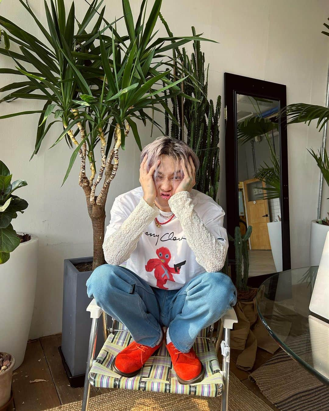 イドンさんのインスタグラム写真 - (イドンInstagram)「🪑🌵☀️」5月15日 20時25分 - hyojong_1994