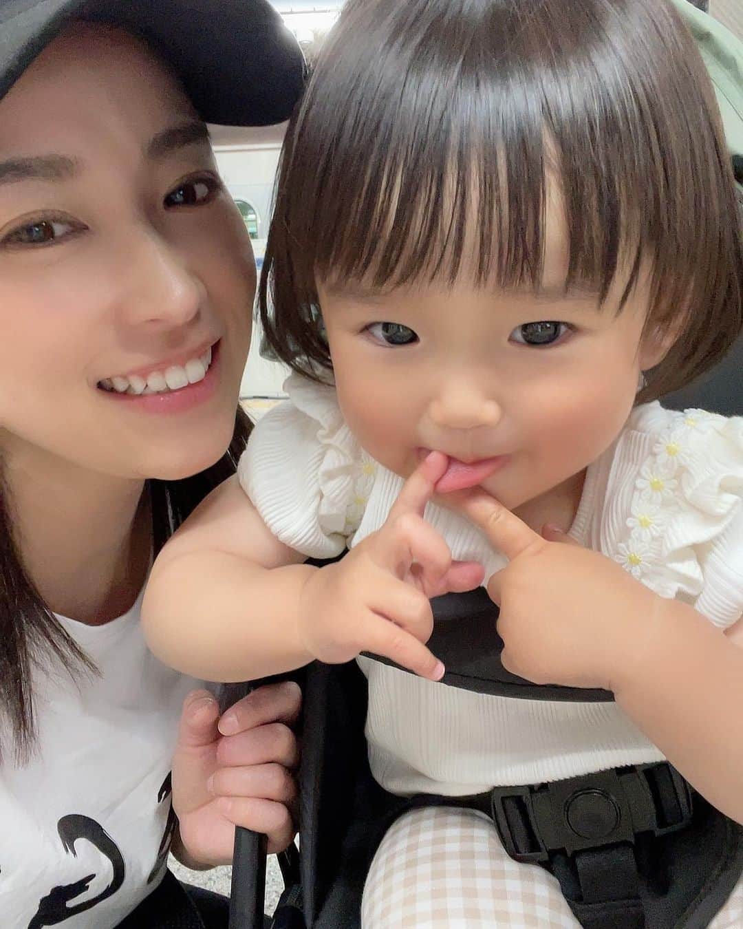 影山祥子のインスタグラム：「. 最近の私たち😇 みーはちょっと丸くなってきた😂 ぷにぷにさが日に日に増してる。 可愛い〜のポーズとか美味しい〜のポーズができるようになってきたけど なかなかカメラ目線はくれない。😇 その割に撮った後必ずカメラチェックする。笑 ３枚目はどうしても新幹線🚅に乗りたいって私の手を引っ張ってたとき。笑 でも高かったから乗らなかった😂 区立公園だと70円で公園一周する電車があるからまた今度それに乗りに行く😌✨  最近いちいち行動が可愛いんだよな〜 女の子らしさが出てきたり、自分の意思がはっきりしてきたりと、いろんな成長がみれて楽しい♡ . . . ps.やっと下の歯3本目が生えてきました🥺 . . #成長記録 #女の子　#女の子ママ　#子育て　#子育てママ #一歳　#赤ちゃんのいる生活 #こどものいる暮らし #幸せ #かわいい　#goodday #dayoff」