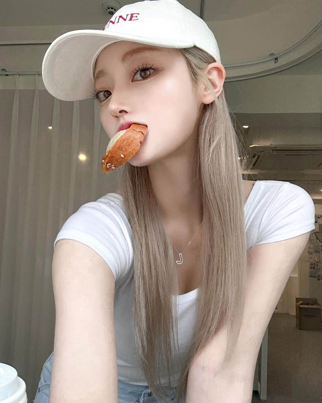 キム・チョンアのインスタグラム：「머리한지 1주일 넘었는데  색 너무 예쁘게 유지 중 🫶🏻 개떡 같이 말해두 매번 찰떡같이  염색해주시는 유나쌤 최구☺️  #탈색 #블론드」