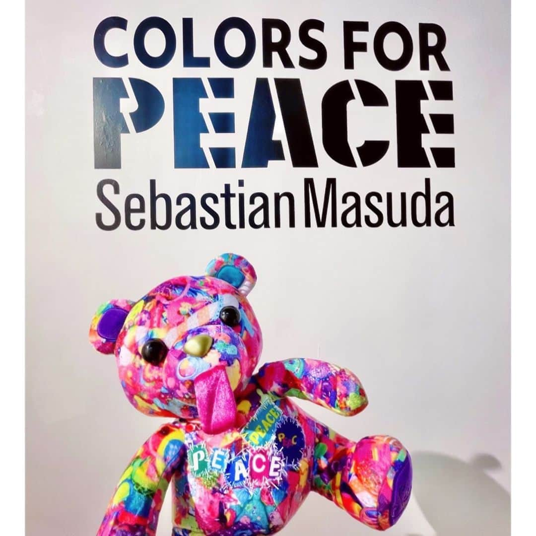 増田セバスチャンさんのインスタグラム写真 - (増田セバスチャンInstagram)「Sebastian Masuda's solo exhibition "COLORS FOR PEACE" will be held at the Roppongi Hills Mori Art Museum shop (Roppongi Hills West Walk 3rd floor), from May 19th to June 6th of 2023.  In addition to selling 3 series of artworks that will be unveiled in Japan for the first time, art goods with 4 colors theme from the featured works, will also be sold at the exhibition.  If you have chance to visit Tokyo, definitely stop by!! ————————————  Art Exhibition ”COLORS FOR PEACE” at MORI ART MUSEUM SHOP Sebastian Masuda  Schedule: May 19(Fri) – June 6(Tue),2023  Open Time: 11:00-21:00  Place: MORI ART MUSEUM SHOP (3F, Roppongi Hills West Walk) https://art-view.roppongihills.com/en/shop/index.html Admission: Free  *A portion of the profits from the works sold will be donated to human rights organizations.  – – – Sebastian Masuda Studio, Lovelies Lab Studio, NPO HELI(X)UM」5月15日 20時26分 - sebastian_masuda