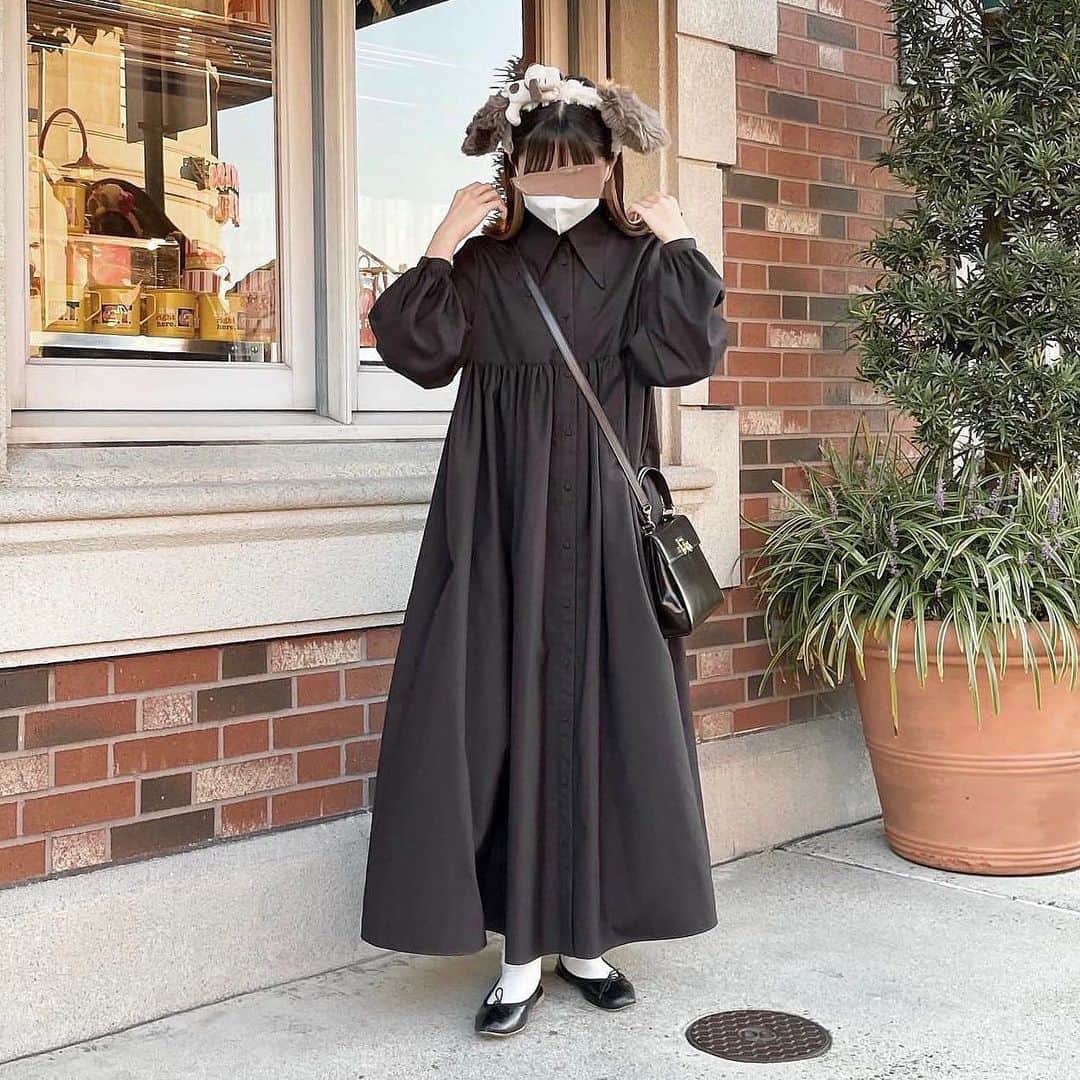 のインスタグラム：「テーマパークコーデ、パンツ派？スカート派？ . . . 久しぶりにまたカチューシャ付けて撮影しよかなー って思ったんだけど、みんなはテーマパーク行く時って パンツ履きたい派？スカート履きたい派？ . 私はテーマパークならいつもはしないコーデとか いつもはできないコーデとかしたいなと思ってて . だからミニスカとかちょっとかわいいめのコーデ 多めに撮ってたりするんだけど みんなは実際どうなのかなと思って💭 . アトラクション沢山乗りたい人とかは パンツで行きたい人多いのかな？ 逆にお写真沢山撮りたい日はスカートとか？ . 教えて〜🥺！ . 投稿のお写真は私が最近テーマパーク行った時のコーデ ディズニーとユニバ🫶また行きたいなあ . . . #デートコーデ #春コーデ #春服 #春服コーデ  #ディズニー #ディズニーコーデ #ダッフィーコーデ  #ディズニーシー #ユニバ #ユニバーサルスタジオジャパン  #usj #スヌーピー #スヌーピーコーデ」