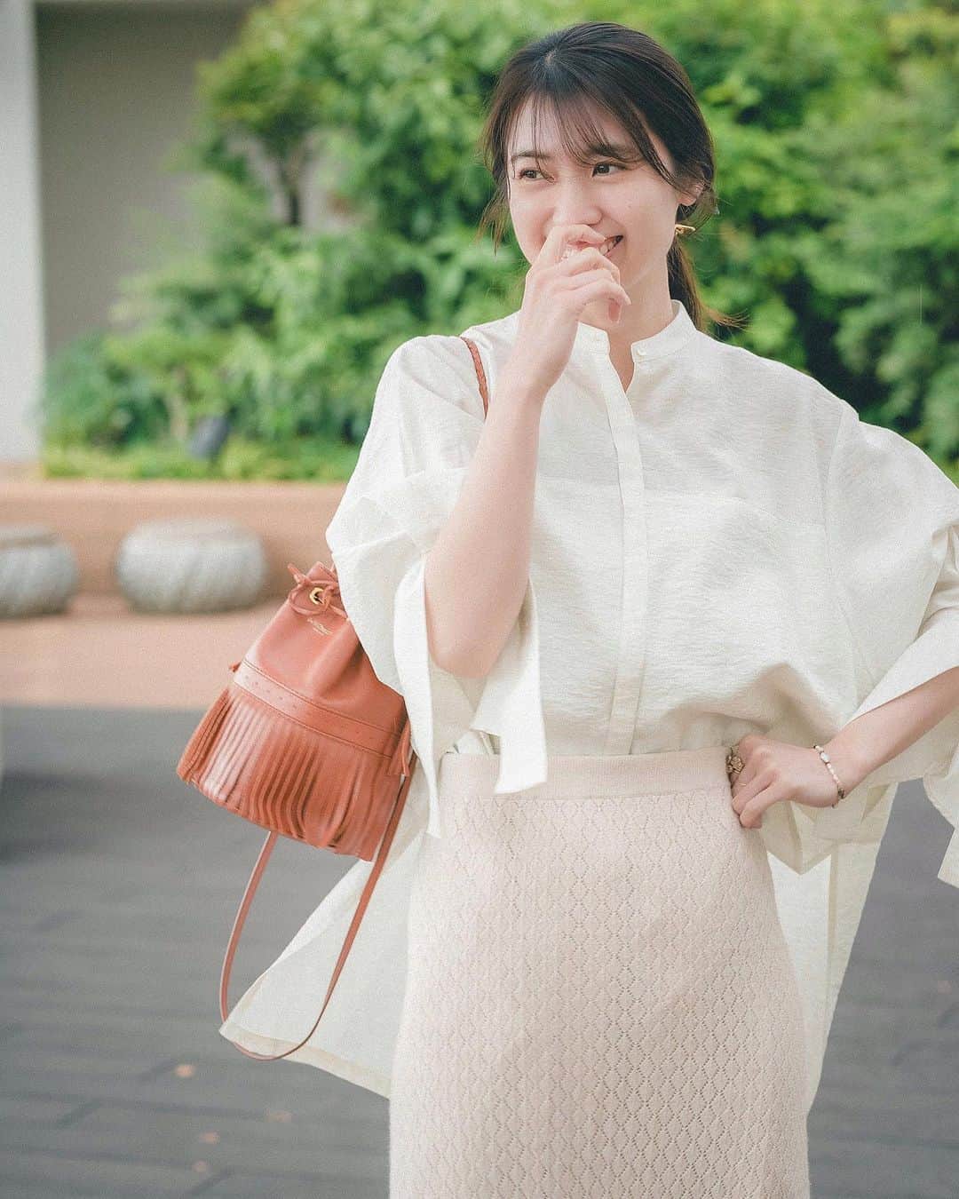 mikicoco00のインスタグラム：「・ シャツチュニック♡ サイドに深めのスリットが入っていて 色んなボトムスと合せやすい！ ゆったりサイズで羽織りとしても🤭  ダグ🏷とるの忘れて透けてた...🫠  tops @mallowblue_official  inner @uniqlo #uniqlomamekurogouchi  skirt @framework.jp  ・ ・ #シンプル#カジュアルコーデ  #uniqlo#mamekurogouchi  #白シャツコーデ」