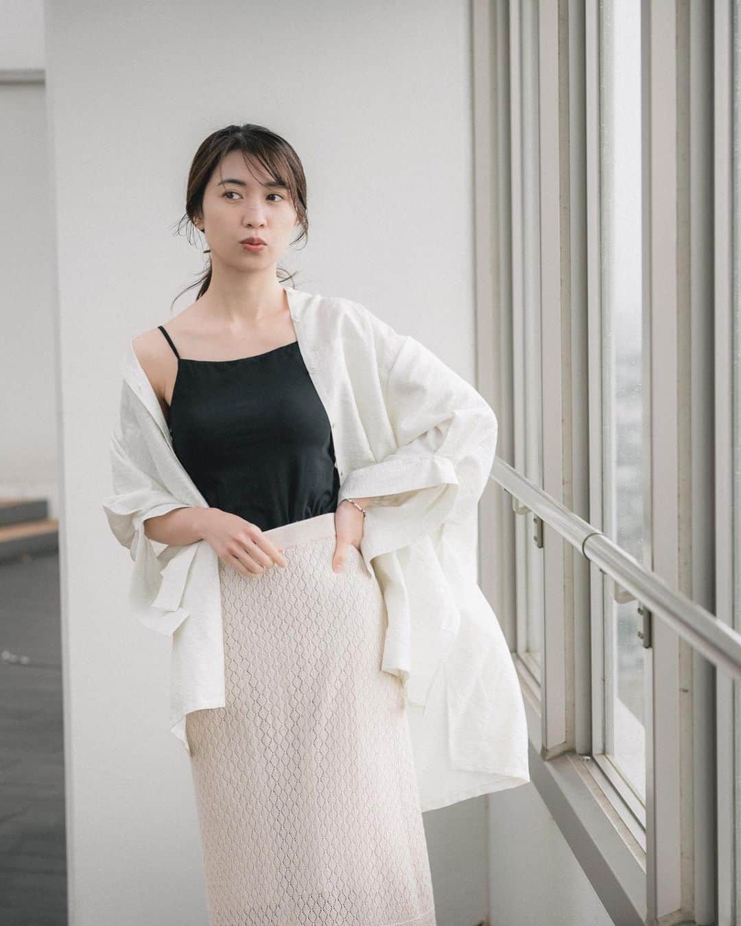 mikicoco00さんのインスタグラム写真 - (mikicoco00Instagram)「・ シャツチュニック♡ サイドに深めのスリットが入っていて 色んなボトムスと合せやすい！ ゆったりサイズで羽織りとしても🤭  ダグ🏷とるの忘れて透けてた...🫠  tops @mallowblue_official  inner @uniqlo #uniqlomamekurogouchi  skirt @framework.jp  ・ ・ #シンプル#カジュアルコーデ  #uniqlo#mamekurogouchi  #白シャツコーデ」5月15日 20時27分 - mikicoco00