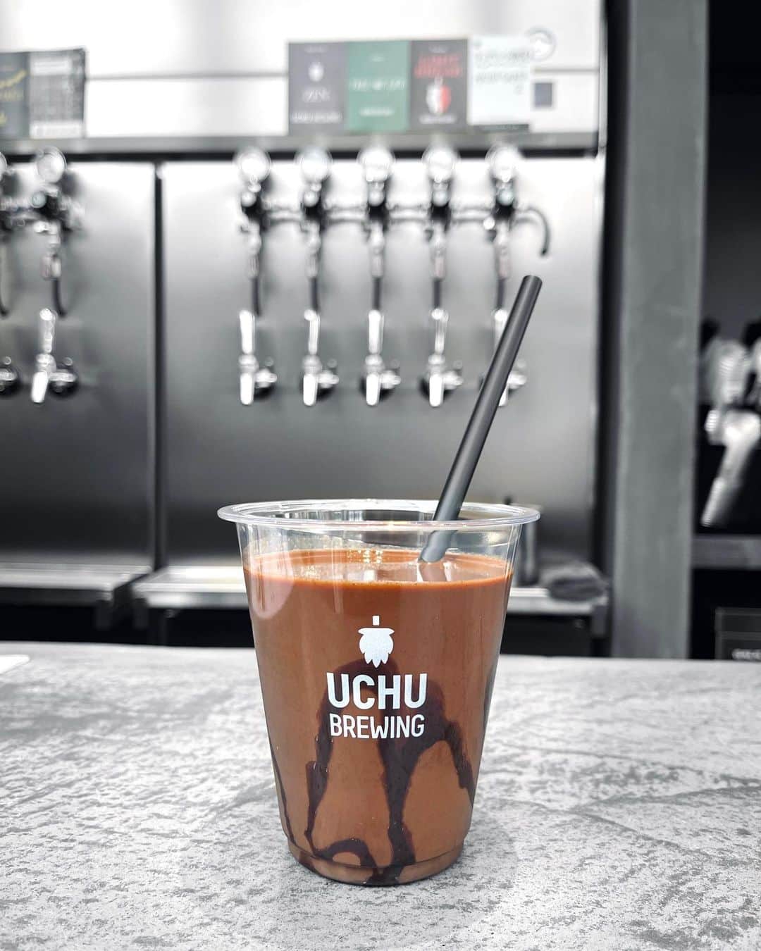 KEIのインスタグラム：「UCHU BREWING🍺  ずっと行きたかったところ！！ こちらジュースと見せかけてアルコール度数9%のチョコビール🍫 美味し過ぎてぶっ飛びました。 缶もお土産に買って帰りましたとさ。  #uchubrewing」