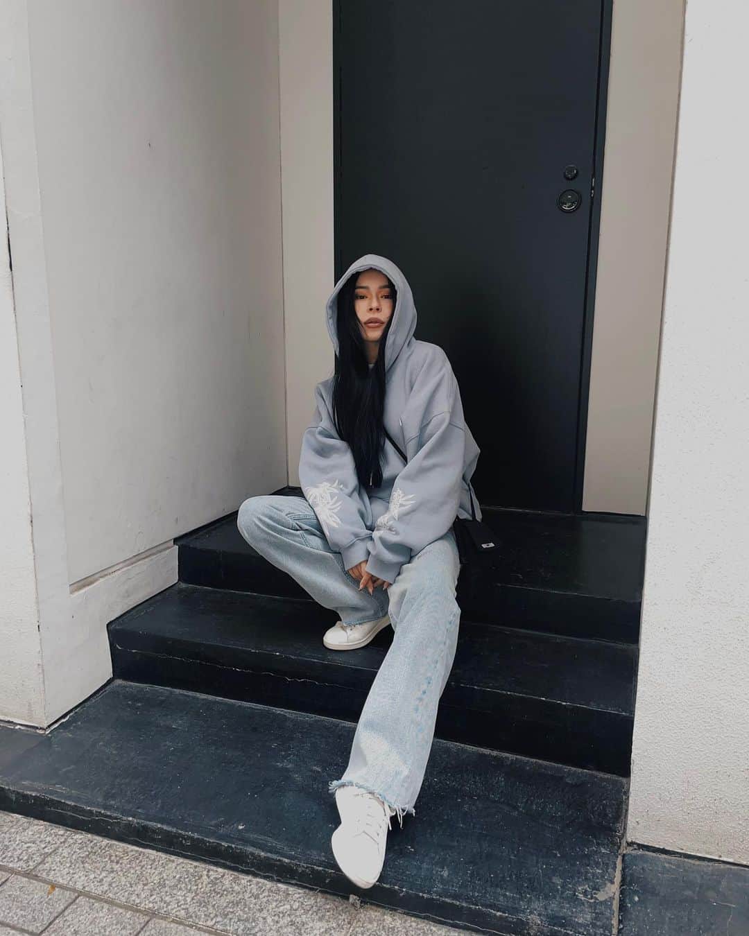 藤川ありすのインスタグラム：「寒い日はスウェット一択です。笑 オシャレに着こなせばダル着に見えないし 動きやすいし、便利で使いやすい。  BLITTのスウェット、Tシャツは、手触りをしっかり触って確認して、毎回私が着用して体感してそこから制作していくので コスパの割に毛玉になりにくいです。  なので顧客様はずっと愛用してくれているの。すごく嬉しい。 ちなみに黒いポーチもBLITTです。これは即完したやつ。  #blitt」