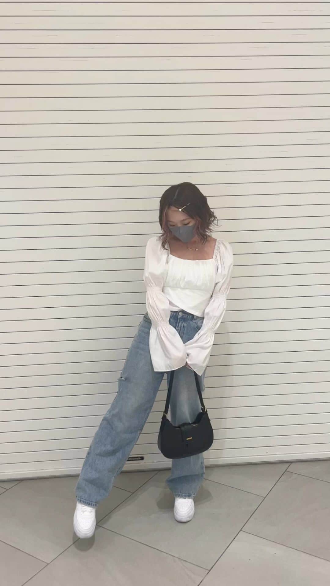 平野友里（ゆり丸）のインスタグラム：「👖  カフェで女子会した日のコーデ🎀🤍  ほぼ全身 #grl な #プチプラコーデ だよ👛✨  トップス、パンツ⇨ @grl_official  スニーカー⇨ @nike  バッグ⇨ @grl_official   パンツでラフさを出しつつ、背中が空いているデザインと 後ろには大きなリボンがついてる女性らしいトップスを 合わせてバランスを取ったよ〜🥰🤍  かわちくてお気に入り🤍  グレイルとっても安いのに高見えアイテムばかりで 本当だいすき〜〜🥰❣️  ・ ・ ・ ・  #grl購入品 #grlコーデ #グレイル #グレイルコーデ  #グレイル購入品 #グレイル紹介 #グレイル女子  #プチプラ #プチプラコーデ #プチプラファッション  #プチプラ高見えコーデ #高見え #高見えコーデ  #高見えアイテム #高見えバッグ #ゆり丸コーデ #韓国コーデ #コーデ #コーデ記録 #ootd」