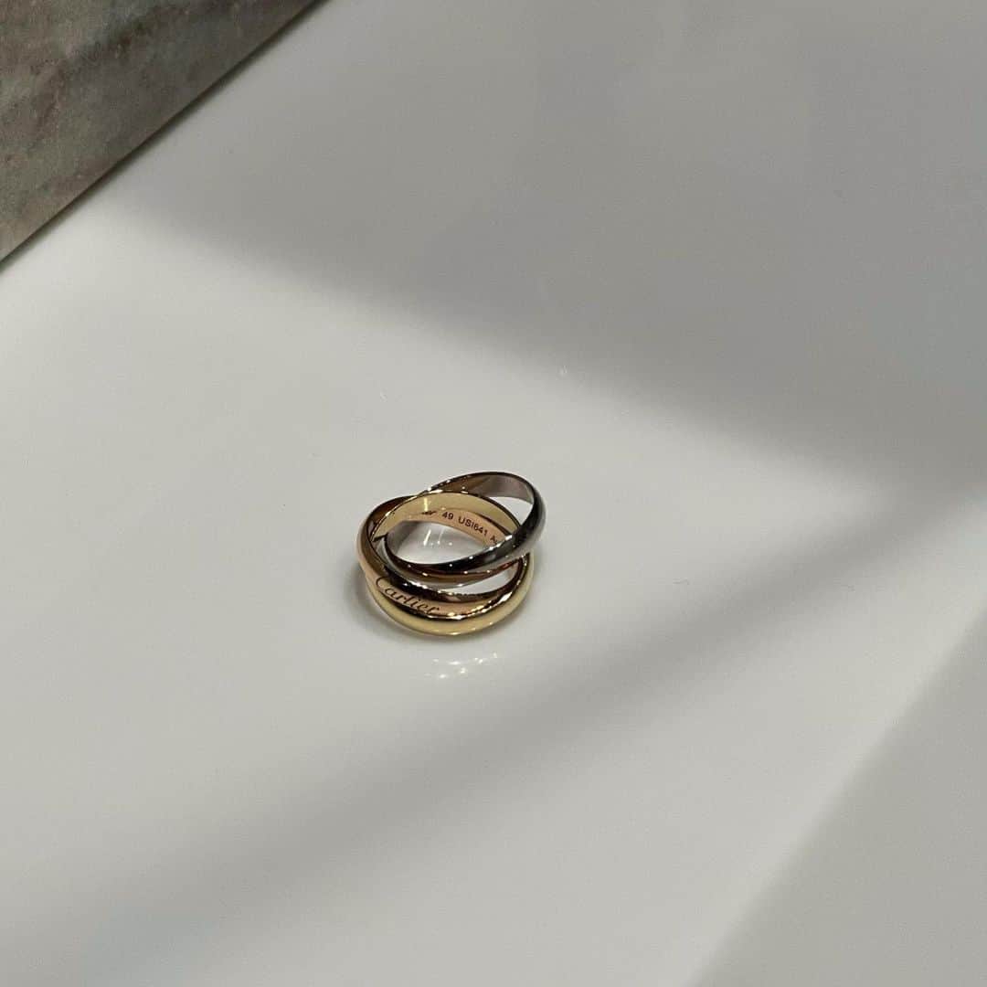 山内一世のインスタグラム：「一喜一憂しながらも同じ方向を見て ともに歩めること、とてもとても感謝しています🗺️🧭 もうすぐ８年だと。(出会ってからだとうんじゅうねん  ありがとう🤍  年々酷くなるイビキだけは無理すぎるのよ😇  @cartier」