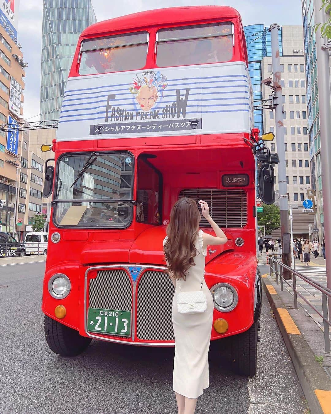 あやちゃんさんのインスタグラム写真 - (あやちゃんInstagram)「ロンドンバスでアフヌン🚌💨❤️ ずっとしたかったのー✨ 表参道からスタートして渋谷、六本木などなど90分のバスツアー❤️ リッチな気持ちだった🧁🥂.*･ﾟ　.ﾟ･*.  #ロンドンバス #ロンドンバスカフェ #ロンドンバスアフタヌーンティー #アフタヌーンティーバスツアー #バスツアー #アフタヌーンティー東京 #アフタヌーンティー巡り #表参道アフタヌーンティー #表参道カフェ #東京アフタヌーンティー  #ミシェルマカロン #アフヌン #表参道  #東京カフェ #韓国ヘア」5月15日 20時32分 - aya.you.love.r