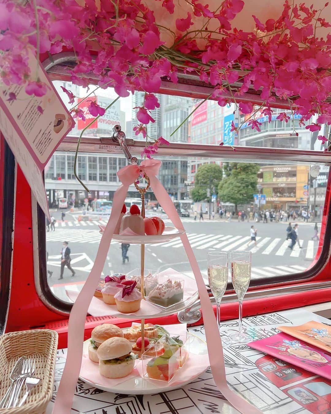 あやちゃんさんのインスタグラム写真 - (あやちゃんInstagram)「ロンドンバスでアフヌン🚌💨❤️ ずっとしたかったのー✨ 表参道からスタートして渋谷、六本木などなど90分のバスツアー❤️ リッチな気持ちだった🧁🥂.*･ﾟ　.ﾟ･*.  #ロンドンバス #ロンドンバスカフェ #ロンドンバスアフタヌーンティー #アフタヌーンティーバスツアー #バスツアー #アフタヌーンティー東京 #アフタヌーンティー巡り #表参道アフタヌーンティー #表参道カフェ #東京アフタヌーンティー  #ミシェルマカロン #アフヌン #表参道  #東京カフェ #韓国ヘア」5月15日 20時32分 - aya.you.love.r