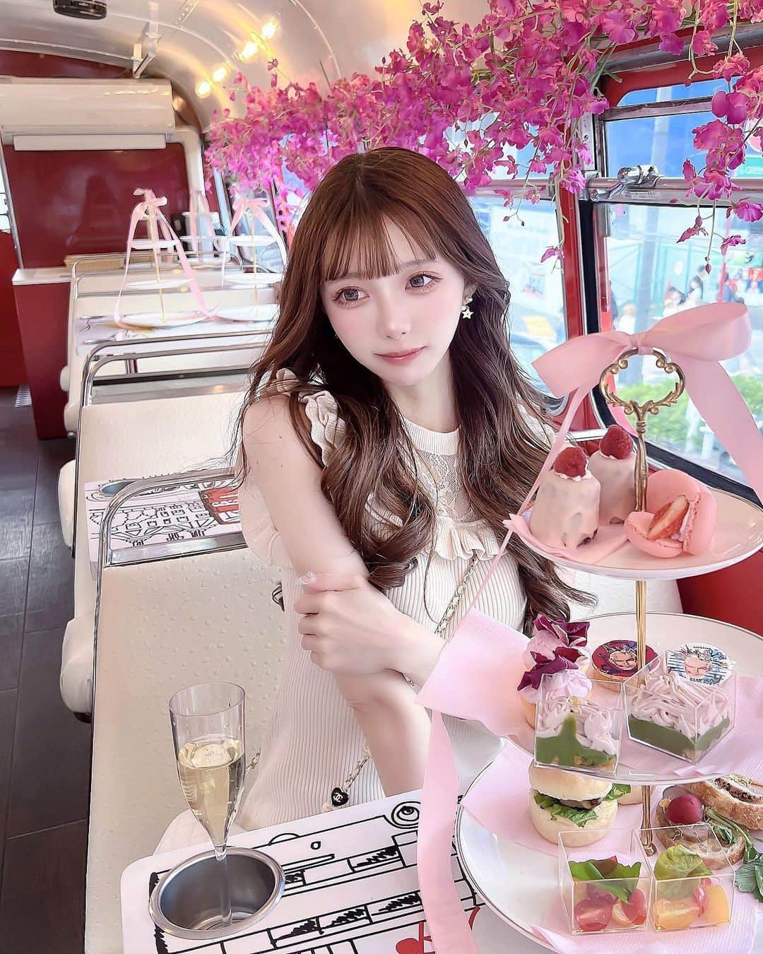 あやちゃんのインスタグラム：「ロンドンバスでアフヌン🚌💨❤️ ずっとしたかったのー✨ 表参道からスタートして渋谷、六本木などなど90分のバスツアー❤️ リッチな気持ちだった🧁🥂.*･ﾟ　.ﾟ･*.  #ロンドンバス #ロンドンバスカフェ #ロンドンバスアフタヌーンティー #アフタヌーンティーバスツアー #バスツアー #アフタヌーンティー東京 #アフタヌーンティー巡り #表参道アフタヌーンティー #表参道カフェ #東京アフタヌーンティー  #ミシェルマカロン #アフヌン #表参道  #東京カフェ #韓国ヘア」