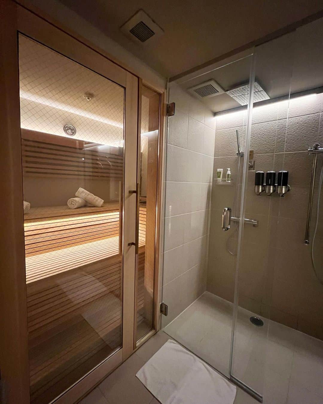 日浦ももさんのインスタグラム写真 - (日浦ももInstagram)「@lesss.sauna ♨️ 大井町にある個室サウナ、湿度がちょうど良くて最高だった^_^ お水とイオンウォーター1本ずつくれるのも推しポイント🫶🏻  #サウナ#個室サウナ#東京サウナ#サウナ女子#サウナー#大井町サウナ#サウナハット#tokyosauna#プライベートサウナ#プライベートサウナlesss」5月15日 20時35分 - uka_momose
