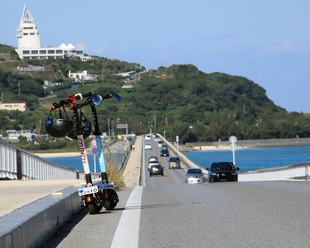 Okinawa Marriott Resort & Spa 【公式】さんのインスタグラム写真 - (Okinawa Marriott Resort & Spa 【公式】Instagram)「電動キックボードをレンタルサービス始めました。  沖縄発の電動キックボードレンタルサービス 「Rimo(リモ)」で、 ドライブとはひと味違うエコな旅を。  ちょっとした移動はもちろん、 潮風を全身に浴びながらの絶景巡りも叶います。  折りたたんで車に積めるので、 移動先での利用もOK。  ご宿泊の方は、割引料金でレンタルできます。  プランについて詳しくは、  @okinawa.oriental.hotel プロフィールから ウェブサイトをご確認ください。  We have started an electric kickboard rental service.  Rimo is a company that offers electric kickoard rental services in Okinawa. This eco-friendly way of travelling is great for short trips and can be used for touring around beautiful scenery while soaking in the sunshine and enjoying the island breezes. The Rimo can be folded up and loaded into a car for use after you drive to your destination. Guests staying at our hotel are eligible for a discounted rate.  #電動キックボード沖縄 #沖縄キックボード  #rimoキックボード #rimo電動キックボード #rimo #沖縄 #okinawa #やんばる #yanbaru  #沖縄旅行 #okinawatrip #沖縄観光 #名護  #沖縄大好き #家族旅 #女子旅  #女子旅行 #夫婦旅行 #記念日旅行  #沖縄ホテル #リゾートホテル  #オリエンタルホテル沖縄 #orientalhotelokinawa  #オリエンタルホテル #orientalhotel #ikyu_travel #その物語を美しく"」5月15日 20時37分 - okinawa.oriental.hotel