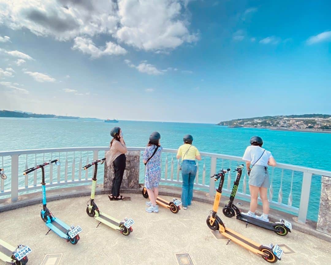 Okinawa Marriott Resort & Spa 【公式】さんのインスタグラム写真 - (Okinawa Marriott Resort & Spa 【公式】Instagram)「電動キックボードをレンタルサービス始めました。  沖縄発の電動キックボードレンタルサービス 「Rimo(リモ)」で、 ドライブとはひと味違うエコな旅を。  ちょっとした移動はもちろん、 潮風を全身に浴びながらの絶景巡りも叶います。  折りたたんで車に積めるので、 移動先での利用もOK。  ご宿泊の方は、割引料金でレンタルできます。  プランについて詳しくは、  @okinawa.oriental.hotel プロフィールから ウェブサイトをご確認ください。  We have started an electric kickboard rental service.  Rimo is a company that offers electric kickoard rental services in Okinawa. This eco-friendly way of travelling is great for short trips and can be used for touring around beautiful scenery while soaking in the sunshine and enjoying the island breezes. The Rimo can be folded up and loaded into a car for use after you drive to your destination. Guests staying at our hotel are eligible for a discounted rate.  #電動キックボード沖縄 #沖縄キックボード  #rimoキックボード #rimo電動キックボード #rimo #沖縄 #okinawa #やんばる #yanbaru  #沖縄旅行 #okinawatrip #沖縄観光 #名護  #沖縄大好き #家族旅 #女子旅  #女子旅行 #夫婦旅行 #記念日旅行  #沖縄ホテル #リゾートホテル  #オリエンタルホテル沖縄 #orientalhotelokinawa  #オリエンタルホテル #orientalhotel #ikyu_travel #その物語を美しく"」5月15日 20時37分 - okinawa.oriental.hotel