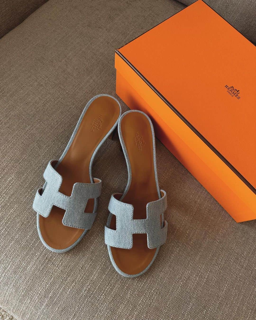 宮所舞のインスタグラム：「. @hermes 🐎🧡🎁  完全に一目惚れ…♡♡ 大切に大切に履こう〜👡  #hermes#オアジス」