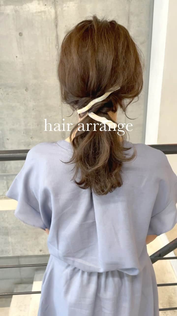 吉田達弥のインスタグラム：「お客様 Before After ✨  cut ✂︎ 長さキープで毛量調整と顔まわりカットして、 毛先を綺麗に整えました✂︎  color ミントベージュで赤みが出ないようにしました🍃  hair arrange ヘアピンなしで シンプルなポニーテールアレンジにしました✨  accessory @lattice_lessignes のクリップ使いました🌟  #ヘアアクセサリー　#ヘアアレンジ　#ヘアカラー」