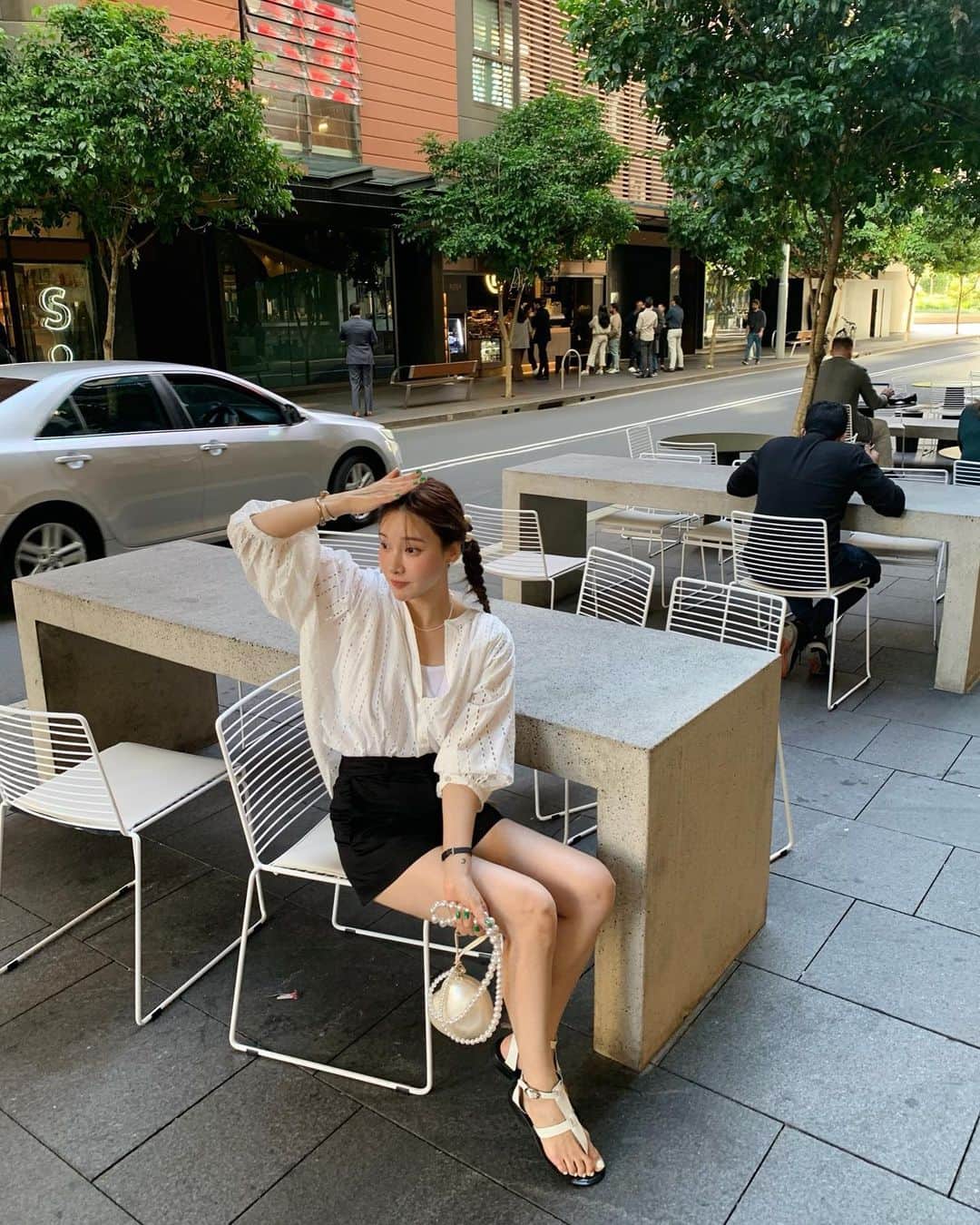 nanaのインスタグラム：「나흐나흐 “로로”블라우스가 오픈 했쭙니다!! 레이스 카디건이라고 생각하셔도 좋아요. 풍성하게 원단 듬뿍 넣었 답니다. 헤헷😘 사이트에 보시면 모델은 소매를 그냥 편하게 입은 상태이구요 저는 소매 안쪽 단추를(일부러 두개 조절 되게 넣었어요) 잠궈 풍성한  반팔처럼 연출 했답니다.  함께한 팬츠는 토싱팬츠인데 아주 그냥 천년 만년 입을 기본 디자인으로 막상 찾을려면 없는!! 블라우스 단짝 친구라는거  매치한 귀여미 장미 삔은 나흐나흐와 본에뜨 콜라보 @shop_bornete  여기서 구매 가능하옵니다  툭 건들면 떨어져 버리는 아이들이 아니고 정말 탄탄하게 만들어져 있 답니다🤍🤍」