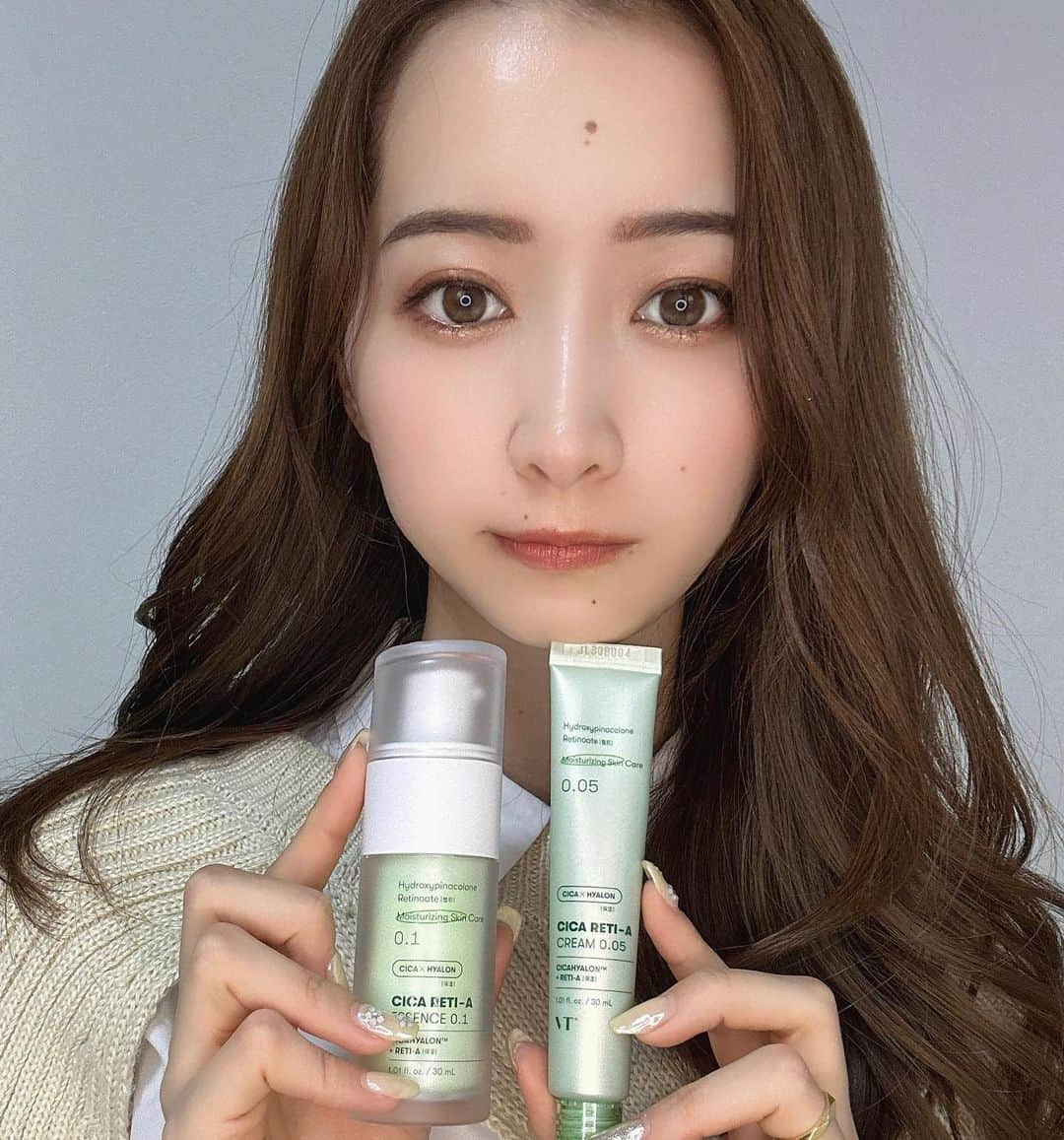 スカイMKのインスタグラム：「VT cosmeticsさんから 新製品のシカレチAシリーズを 頂いたので💗  レチノールは刺激が強いものもあるけど この製品は低刺激で初心者でも使いやすかったよ🤤  毛穴や小じわに効果的ということで ツルツルゆで卵肌目指して スキンケアがんばるぞ〜❤️‍🔥  このシリーズは韓国コスメが揃うセレクトショップ 「CREE`MAREbyDHOLIC」に置いてあるので 是非試してみてね💓  @vtcosmetics_spot  @vtcosmetics_review  @creemare_by_dholic   #vt #vtcosmetic #vtcosmetics #スキンケア #韓国スキンケア #毛穴ケア #毛穴対策 #シカレチaエッセンス #シカレチaクリーム #シカレチ #1日1cica #一緒なら今日もいい肌vt #vtコスメ」