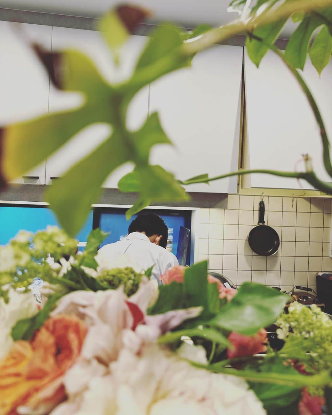 鈴木六夏さんのインスタグラム写真 - (鈴木六夏Instagram)「１日遅れの母の日🥰  昨日できなかったから今日。ということで、長男さん。 晩御飯。(のうちの一品w)アヒージョ作ってくれました🌹  得意料理、うどんとアヒージョ😂 ありがとう。」5月15日 20時45分 - rikuka.62