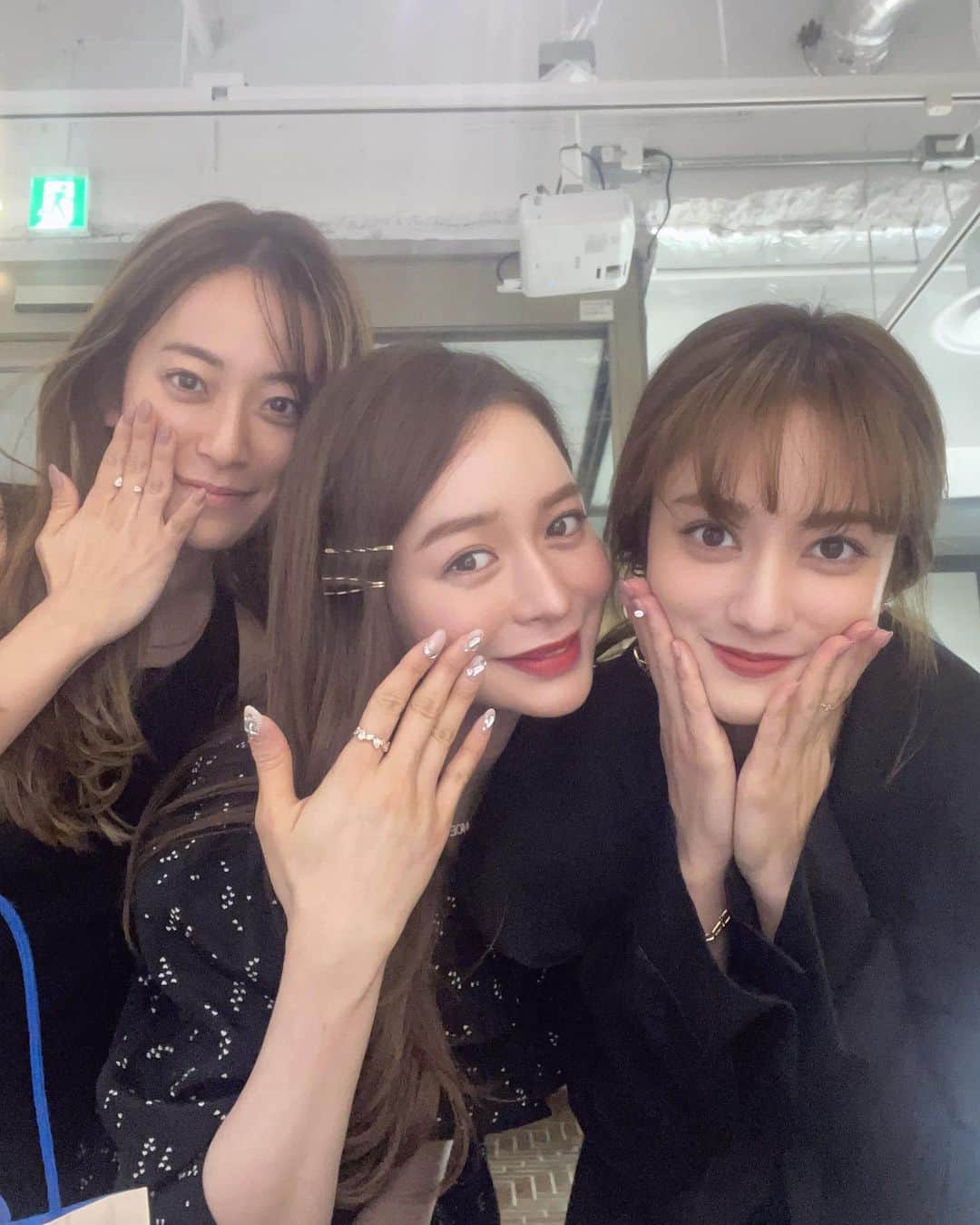 野崎萌香のインスタグラム：「@pensees_jewelry in TOKYO🐈💎  受注会３日目も無事に終了しました🥹✨  来てくださった沢山のお客様、 お友達の皆さん、雨の中ありがとうございました☔️💓  今回これなかった皆さんも 是非是非次回のPOP UPに 遊びに来てください😉✨  気になった商品がある方、遠方でPOP UPに来れない方、 @pensees_jewelry のホームページからもWEB SHOPで ご購入頂けます💛  ONE PIECE... @coel.official」