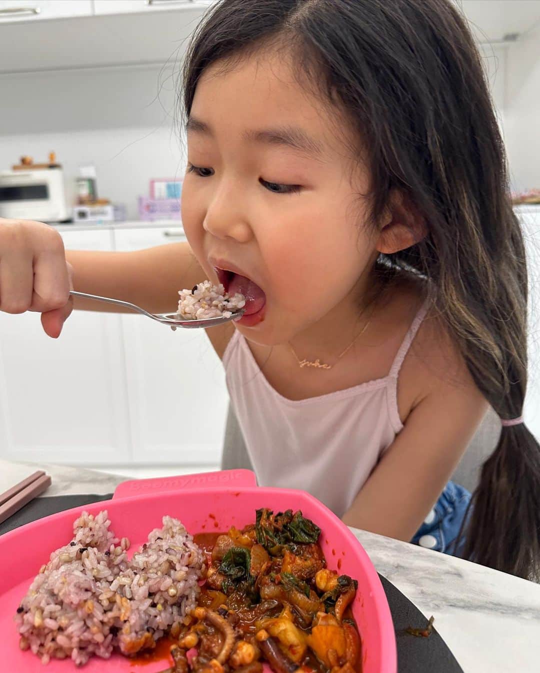 パク・タミのインスタグラム：「- 어머님이 많이 보내주셨다고 어제 예쁜 동생이 나눔해준 낙지와 전복~ 이걸로 뭘 할까? 하다가 아이들 좋아하는 볶음으로~ 우와! 이렇게 맛있는 낙지는 처음먹어보고.. 너무 부드럽고 고소해서 찾아보니 돌낙지네요? 내가 먹어도 너무 맛있어서ㅎㅎ 레시피 나가봅니다~  낙지전복볶음  재료는요? 돌낙지 4마리, 전복 5개, 양파 1개, 대파 초록 3줄, 당근 1/5, 깻잎 10장!  양념장 고추장 2T, 고춧가루 3T, 진간장 3T, 다진마늘 1T, 자일로스설탕 1T, 맛술 2T, 물엿 2T  만드는 과정 1. 낙지를 밀가루로 박박 씻다가 소금 넣어 또 박박 씻고, 2. 전복 손질하고~ 야채들 썰어놓고, 양념장 만들고! 3. 팬에 기름 두른 후, 파 먼저 넣어 파기름 내고, 4. 야채를 먼저 넣고 볶다가, 양념장 넣고~ 5. 먹기 좋은 크기로 썰어놓은 낙지, 전복 넣고, 6. 마지막에 고춧가루 한번 더 뿌려주고 깻잎! 7. 맛있게 먹습니다^^  @underhiswings2016 너무 맛나! 이건 재료의 승리! 덕분에 너무 맛있는 저녁을 먹었어~~~💓💗  #탐희의한끼」