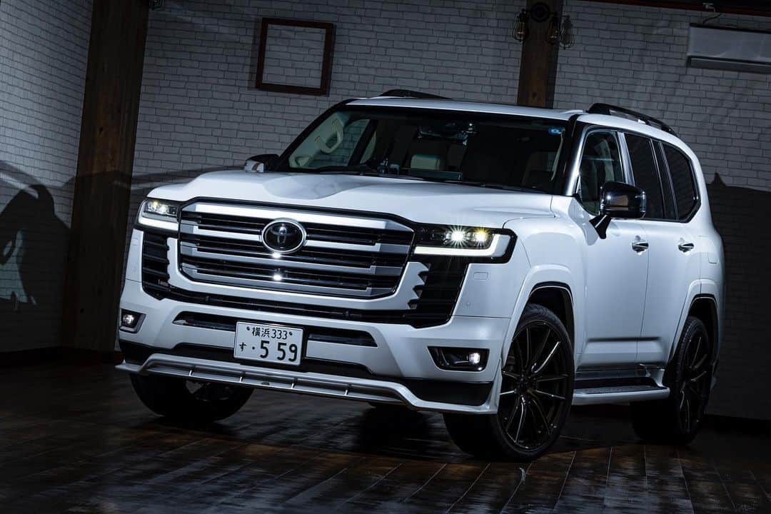 織戸学のインスタグラム：「TOYOTA ランクル300  もう少しで、デビュー  #ランクル300   @akea_japan   @130ryokohama  @fujitsubo.exh」