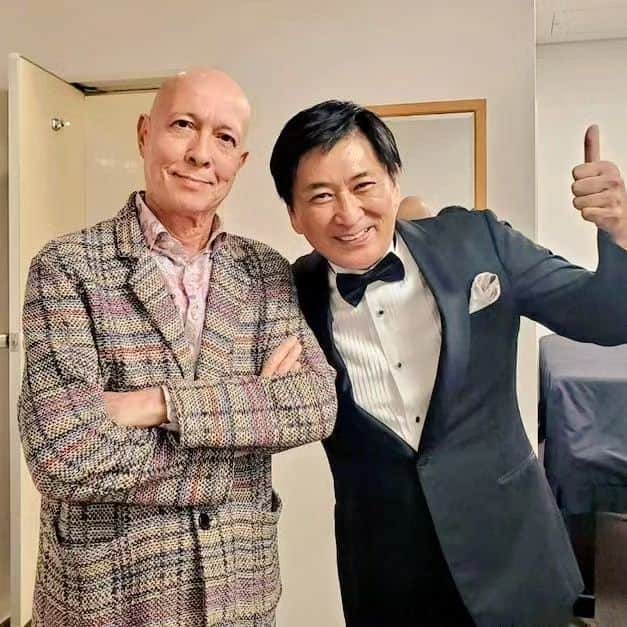 藤岡幸夫のインスタグラム：「昨晩は沢山のお客様に深謝🥰井上道義さん、池辺晋一郎先生、服部百音さん、東京フィルコンマス近藤薫さん＆杉浦文さん、N響中村洋乃理さん。写真撮れなかったけど秋山和慶先生、大谷康子さん、渡辺俊幸さん、角野隼斗さんetc　スリーコンダクターズが高価なユンケルを沢山プレゼントしてくれました🤣 新しい作品の誕生を楽しく聴いてもらう、新しい演奏会になった手応え❗やって良かった❗幸せでした🤩 関係者の皆様ありがとうございました❗ 演奏会の模様はエンターザミュージックで複数回に分けて放送します🥰」