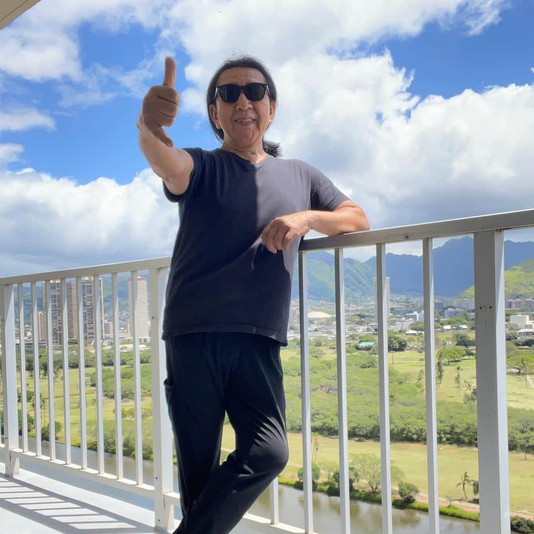 Ken Harakumaのインスタグラム：「Aloha❣️ ハワイに着きました❤️  5月16-24  ケンハラクマ指導アシュタンガヨガマイソールクラス・プラナヤマ＆瞑想3時間WS  日時：2023年5月対面10:30-13:30 （1クラスからの参加も可能） ハワイ時間：5/16,17,18,20,21,22,23,24（8日間） 場所：ハワイオアフ島ワイキキエリア　  少人数制ゼミプライベートクラス、参加希望の方はInstagramのDMにご連絡下さい。 定員で締め切ります。  その他、完全プライベートレッスンご希望の方はInstagramのDMに、ワイキキプライベートレッスン希望とお書きの上メッセージをお願いいたします。 @international_yoga_center  #ワイキキ  #アシュタンガヨガ  #サーフィン  #ハワイ  #瞑想  #マインドフルネス」