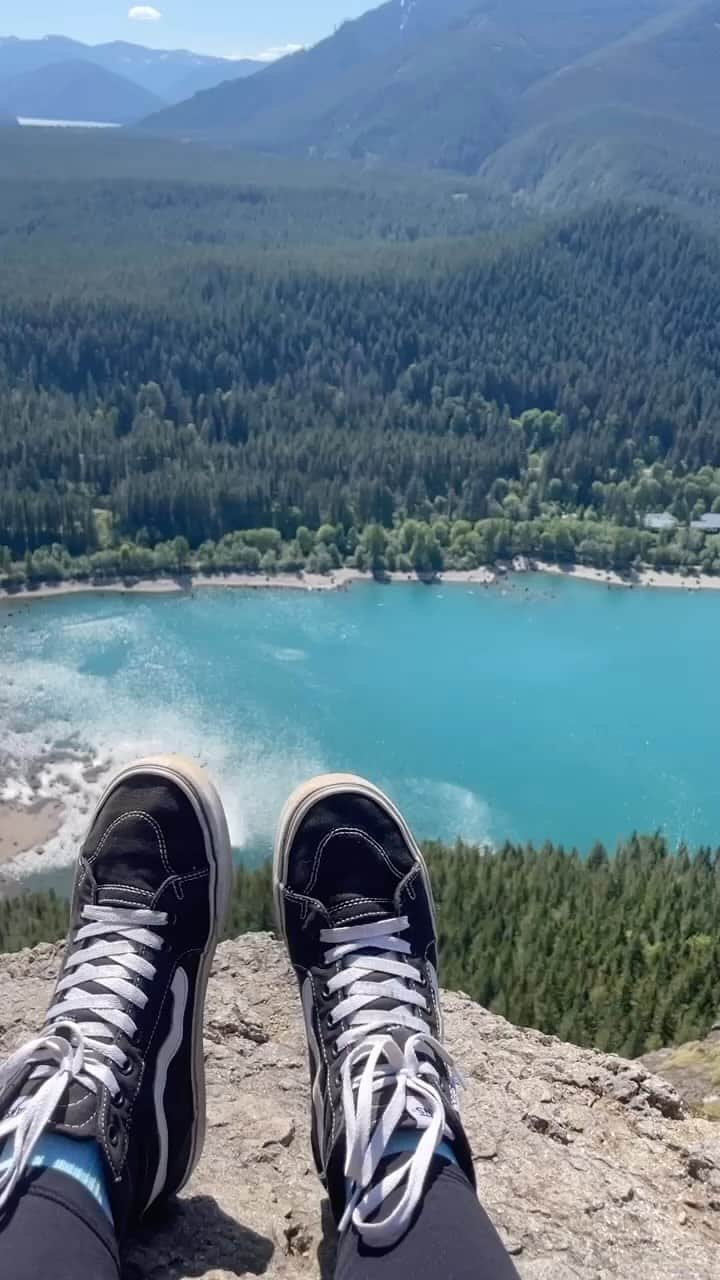 ケイティー・ルクレールのインスタグラム：「Does @vans make hiking shoes? #rattlesnakeledge」