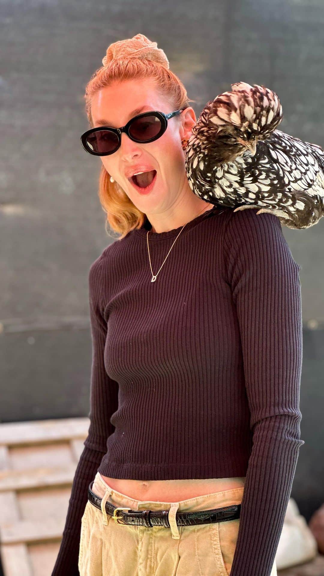 ホイットニー・ポートのインスタグラム：「What an adventure!!!!! I canceled my solo massage journey for this, and it was so worth it. If you’re looking for a piggyback ride with a goat named Ron, to pet a llama, or sing along with a parrot, then @kfar_saba_urban_farm has you covered. My 5th Mother’s Day as a mom and one of the best days of my life!!! I love my family!!!  @jadeportrobbins @bar1028 @bkevents @rport77 @deecaz @paigemport @benkorell」
