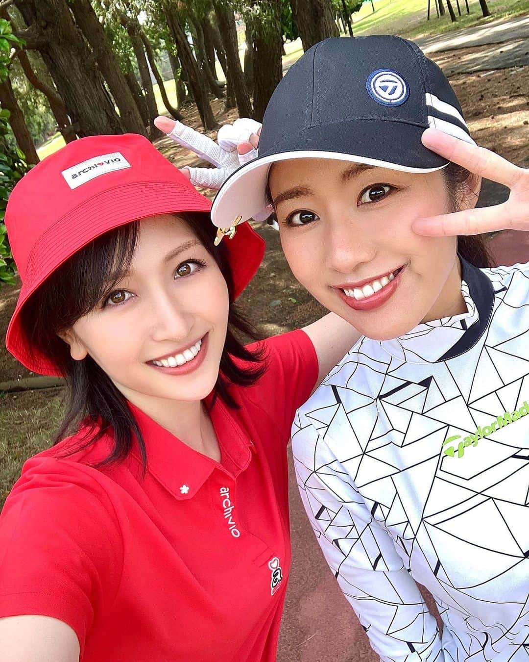 横山ルリカさんのインスタグラム写真 - (横山ルリカInstagram)「. 真彩ちゃんとゴルフ〜🏌️‍♀️❣️ もともと雨予報だったのにピーカンになって最高🌅  めちゃくちゃ楽しくて1日あっという間でした😆⛳️  ウェアは全身アルチビオで赤コーデ❤️  今週はすごく暑くなりそう🫠  これからの時期は特に日焼け対策しっかりしないとですね☀️  今日はロケ頑張ります🏃✨  #守永真彩 ちゃん #ゴルフ 🏌️‍♀️ #ゴルフウェア #アルチビオ #archivio #newbalance  #callawaygolf  #ROGUE #maxfast #❤️❤️❤️」5月16日 6時35分 - rurika_yokoyama_official