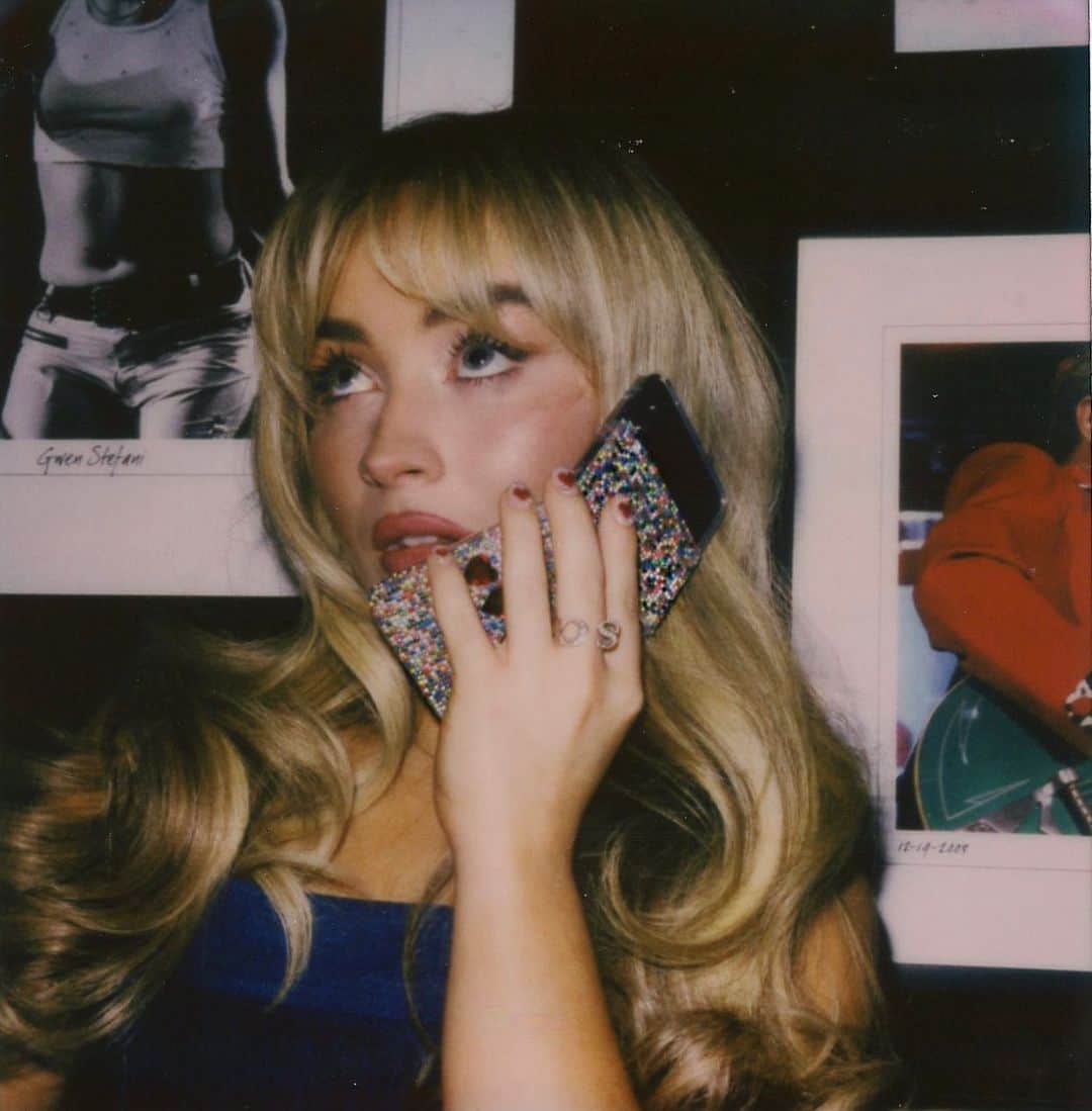サブリナ・カーペンターのインスタグラム：「i got my #GalaxyZFlip4 and i got all my girlsssss going hands free  #TeamGalaxy #Ad」
